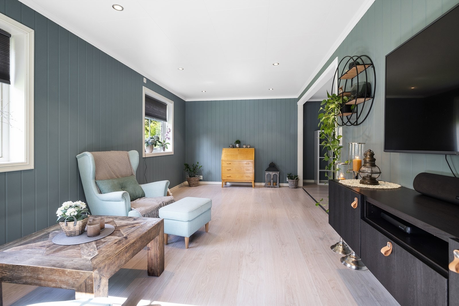 Koselig stue malt i moderne farger. Galleribilde