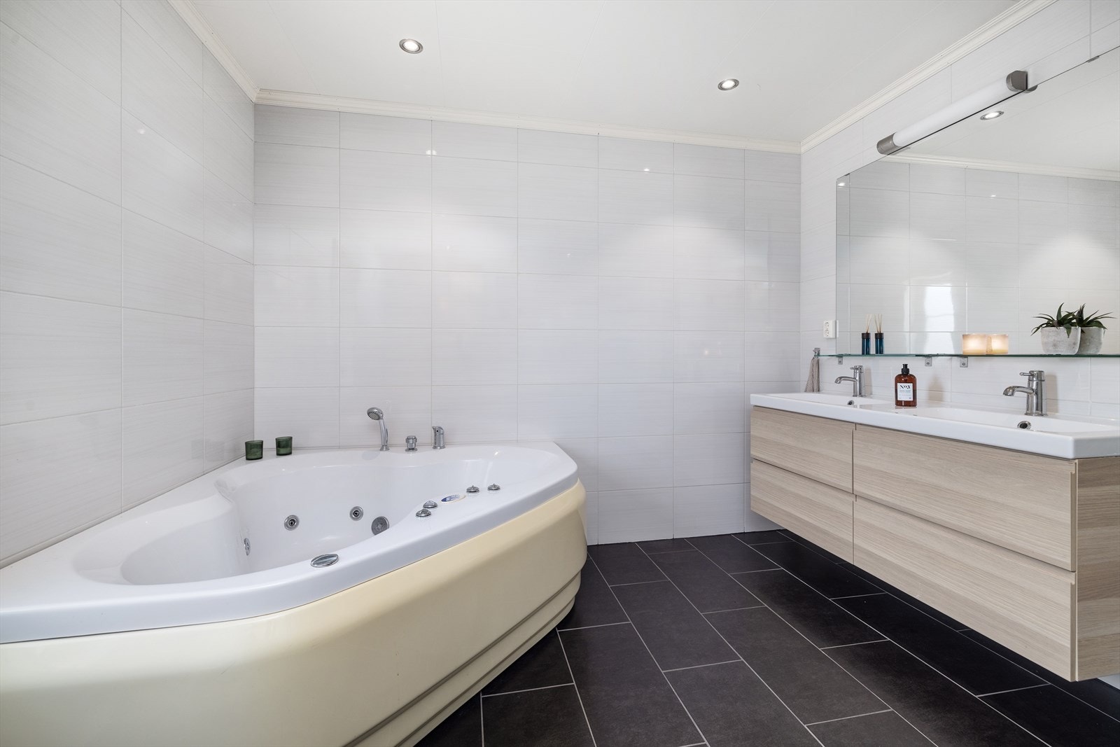 Badet har fliser på gulv og vegger. Varmekabler i gulv. Galleribilde