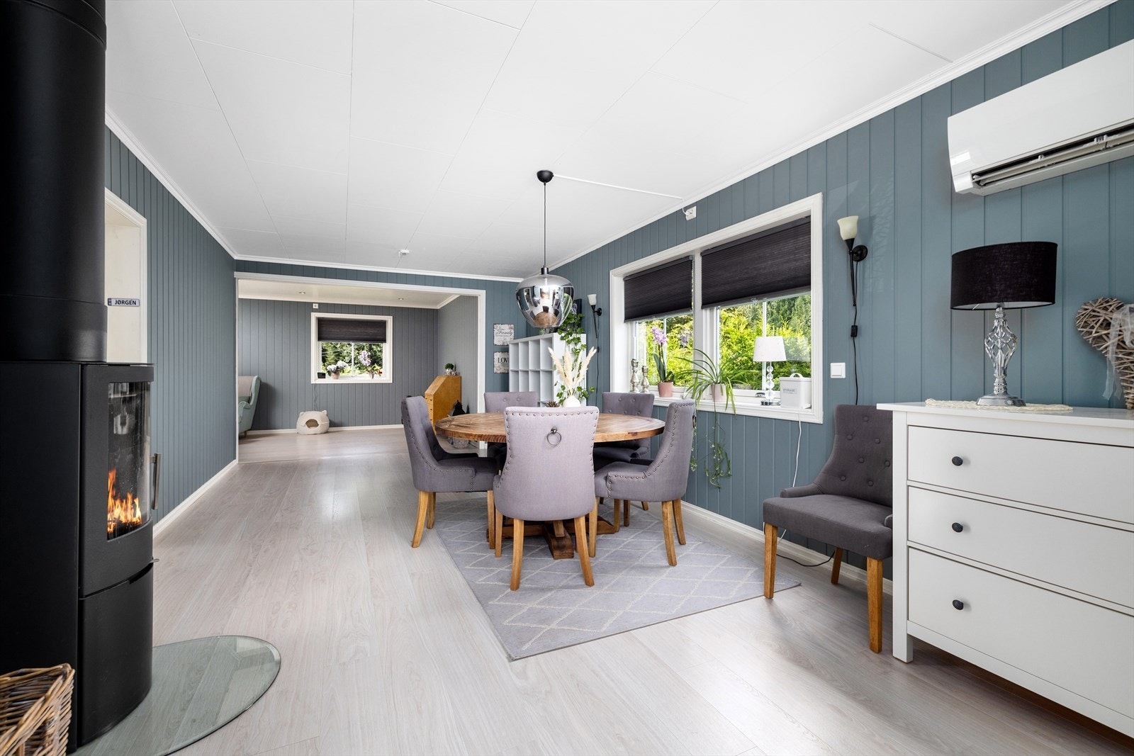 Spisestuen har plass til stort spisebord. Galleribilde