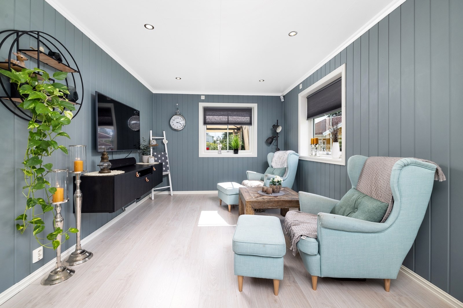 Stuen har laminat på gulv og malte panelplater på vegg. Galleribilde