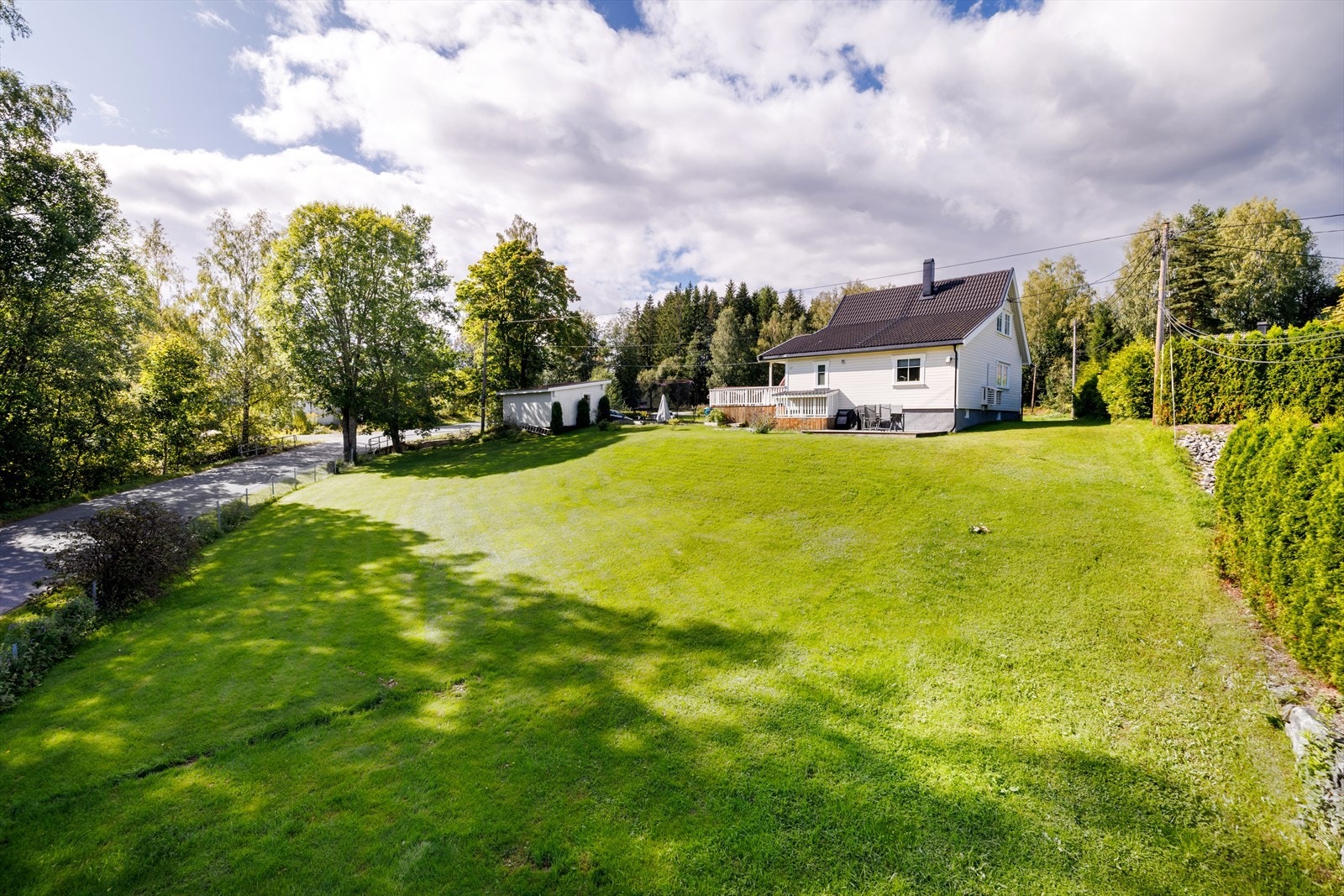 Hagen er opparbeidet med gressplen og enkel beplanting. Galleribilde