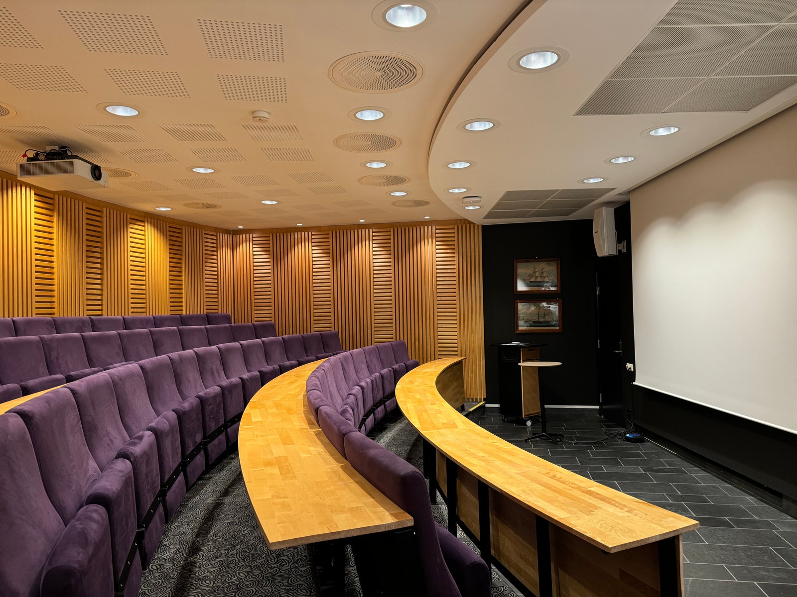 Våre leietakere får tilgang til auditorium og flere møterom. Bookes enkelt via leietakerapp. Galleribilde