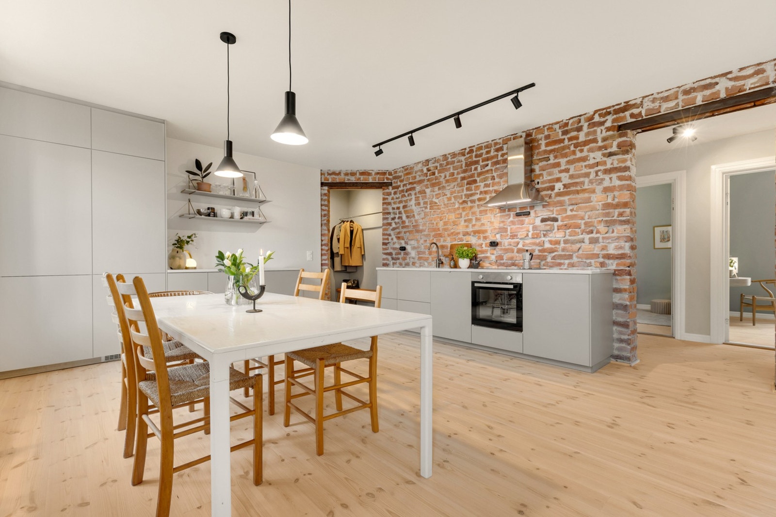 Leiligheten har en stor åpen stue/kjøkkenløsning på hele 34 kvm som gir er god og luftig romfølelse. God plass til etablering av langbord/spisebord, samt sittegruppe. Galleribilde