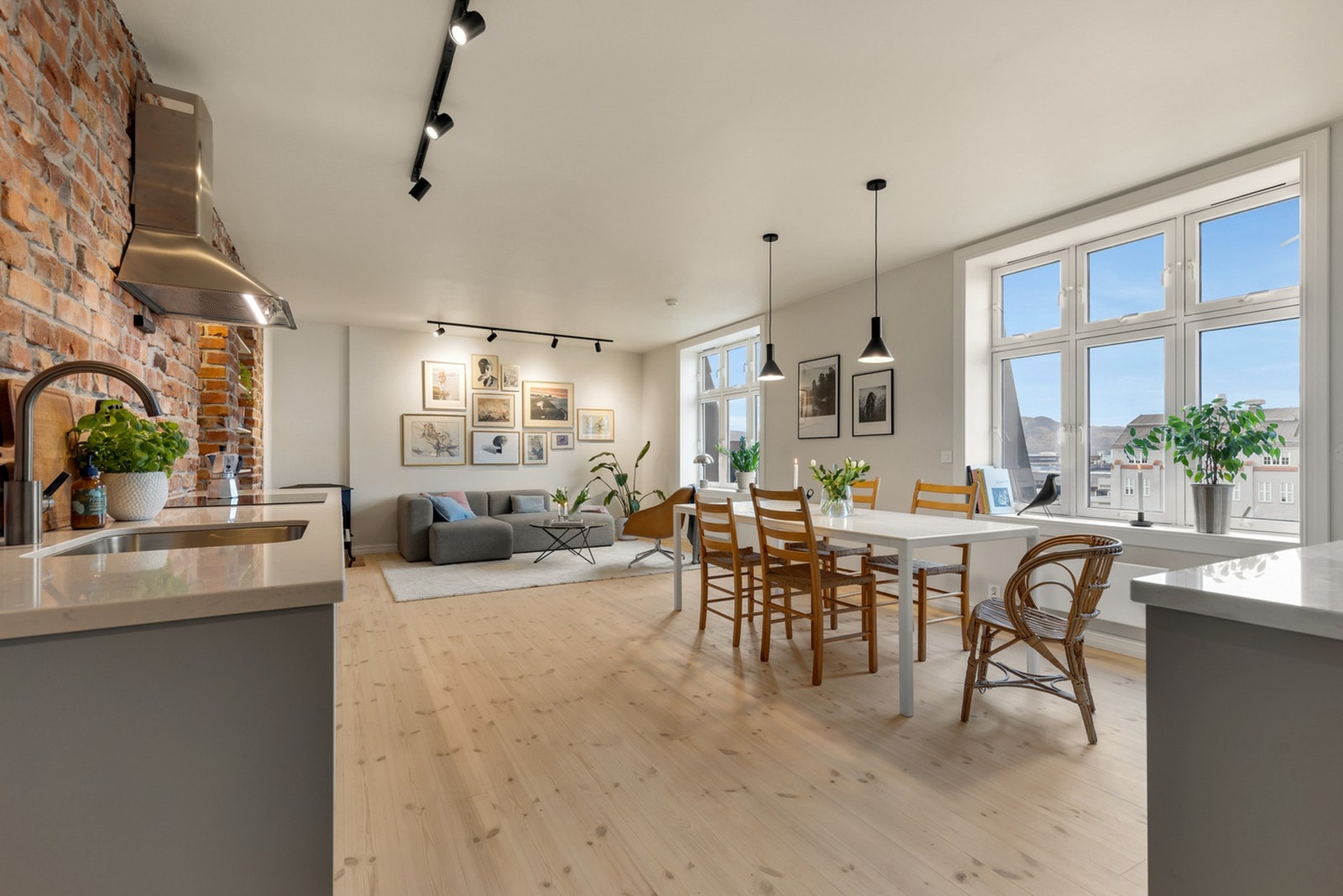 Kjøkkenet er delt opp over to av stuens vegger. Gir rikelig med arbeidsplass på benk og gjør sonen til hjemmets naturlige samlingspunkt. Galleribilde