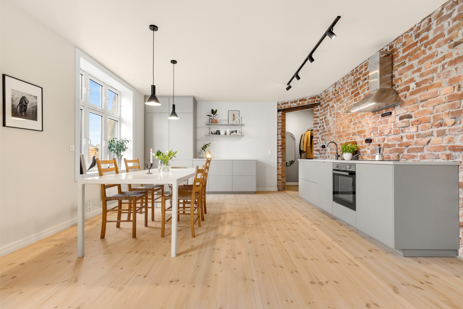 I hovedoppholdsrommet er det god plass til å invitere over venner og familie. Langbord med 10-12 sitteplasser lar seg enkelt plassere i rommet. Galleribilde