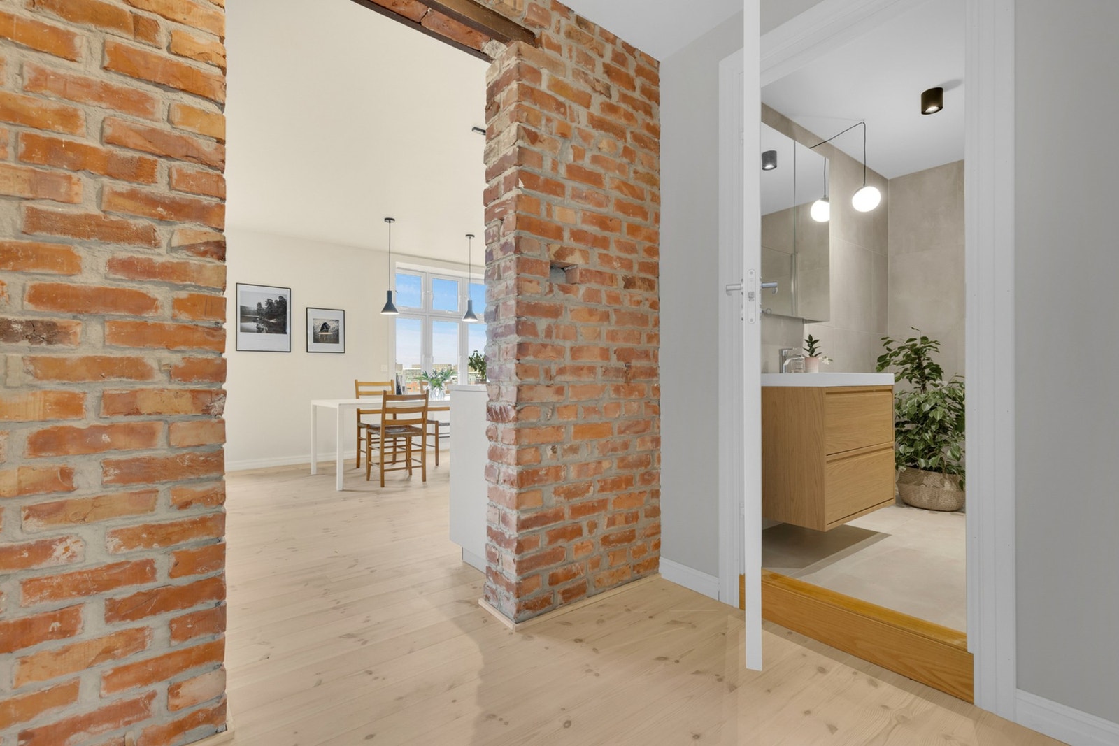 Mellom stuearealet og soverommet har du en praktisk mellomgang hvor du bl. annet har dør inn til det totalrenoverte badet. Galleribilde