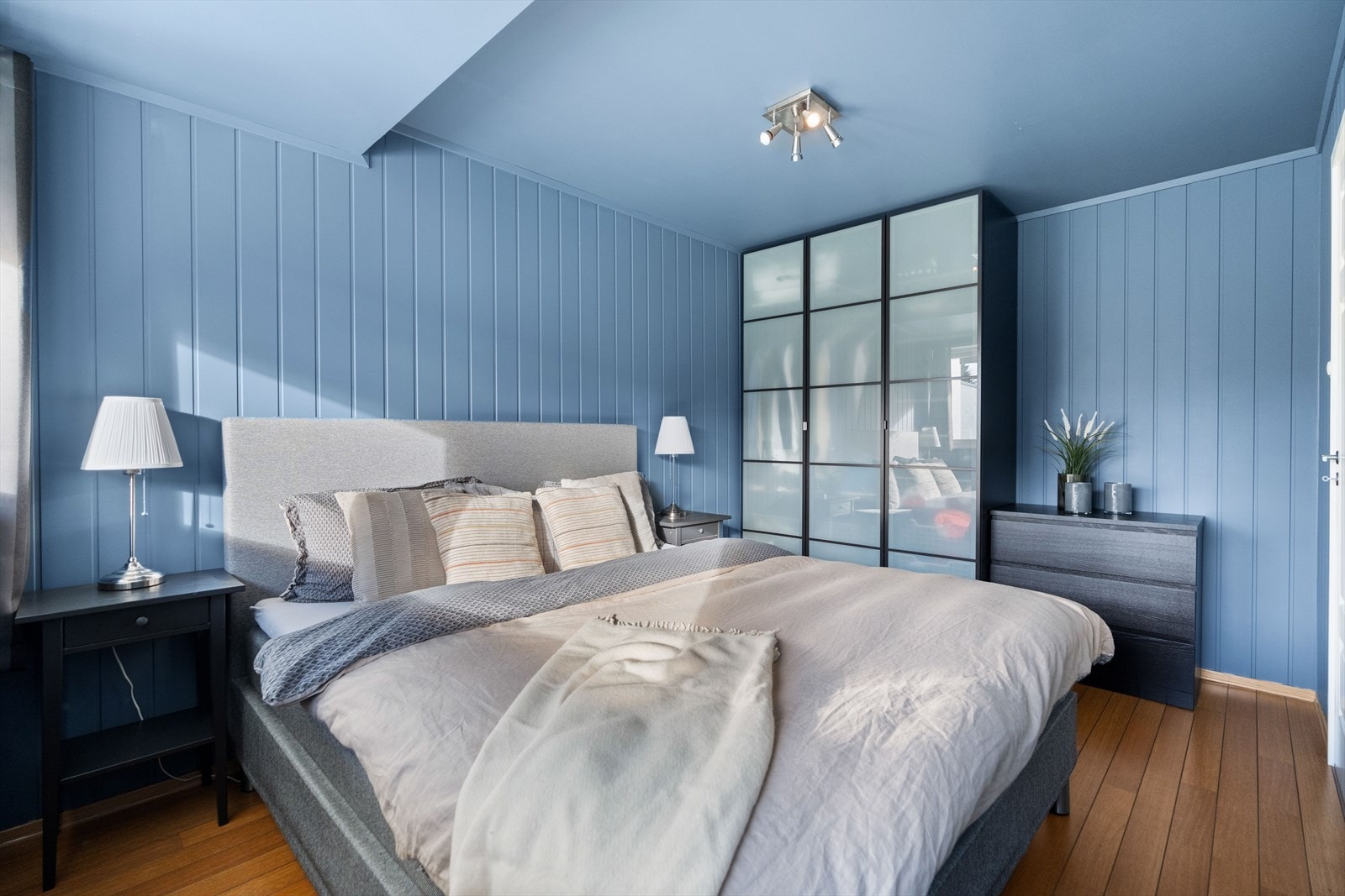 Rommet har en stor garderobe med masse plass for oppbevaring. Galleribilde