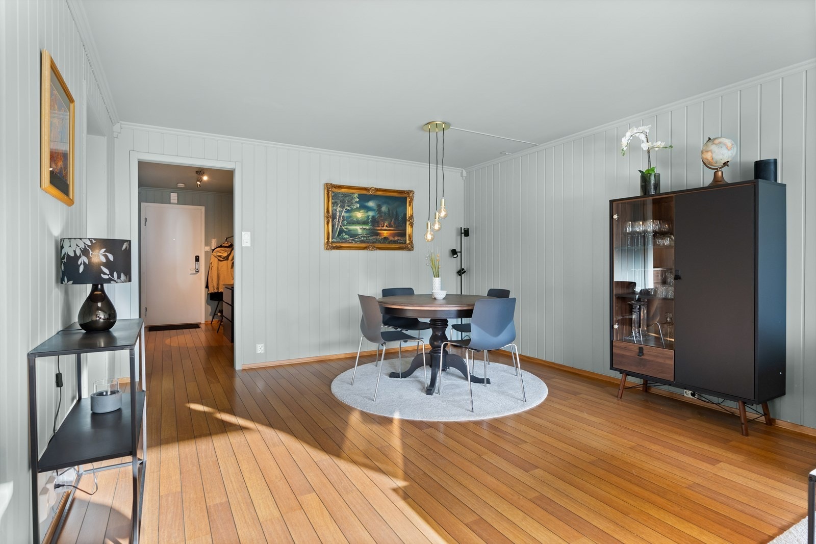 Det er laminatgulv i leiligheten og malte panelplater på vegger. Galleribilde