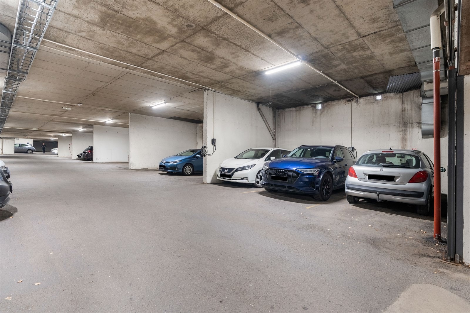 Leiligheten har garasjeplass med elbil lader. Galleribilde