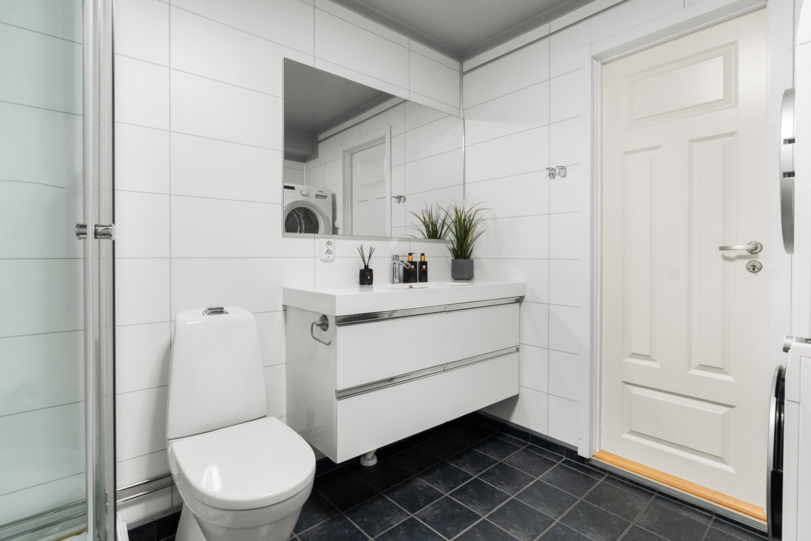 Badet i leiligheten har fått varmekabler og nyere fliser på gulv i 2018. Galleribilde