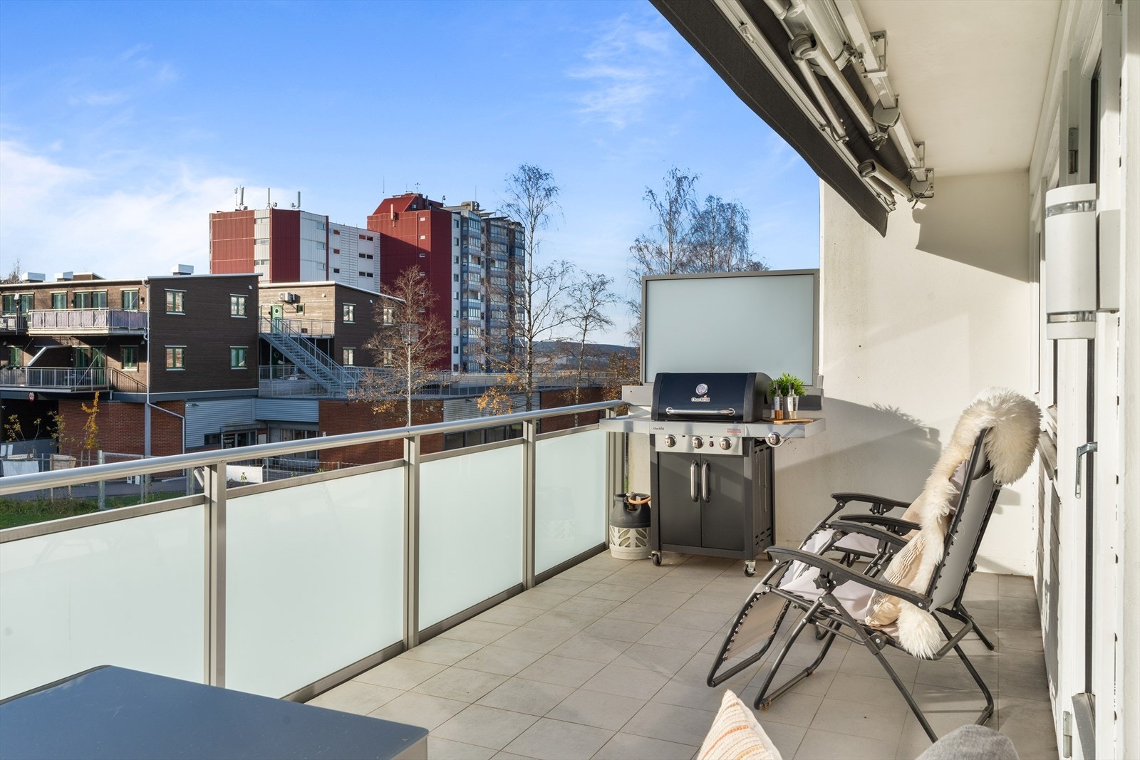 Balkongen er utstyrt med markise og strømuttak. God plass til grill og andre møbler. Galleribilde