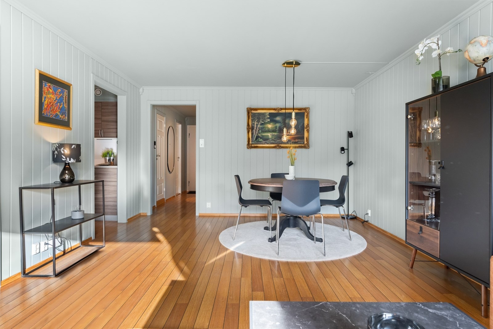 Leiligheten består av Entrè, bad, soverom, stue, kjøkken og 2 innvendige boder. Galleribilde