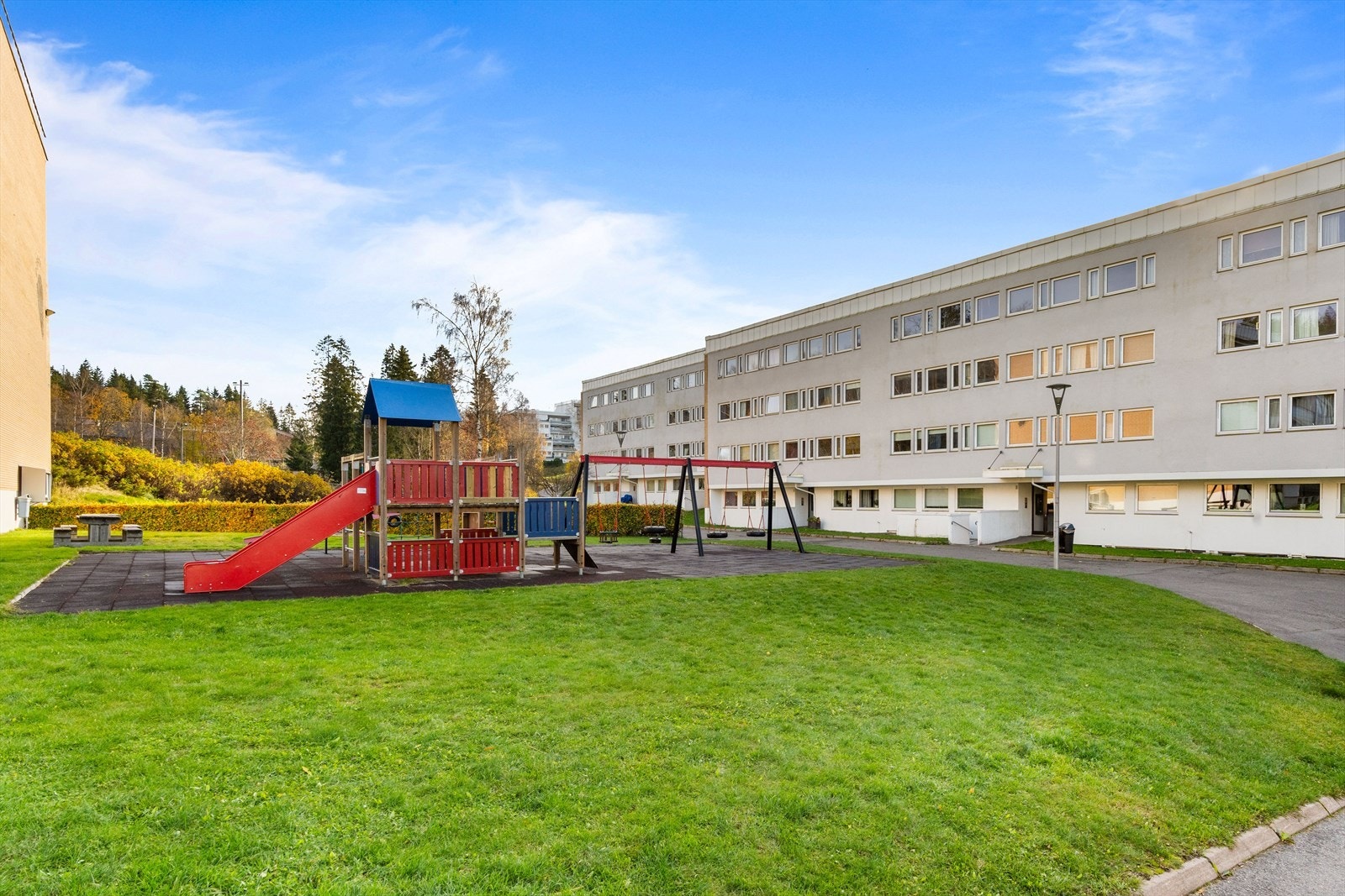Fellesområdet er pent opparbeidet med plenareal, lekeplass, asfalterte internveier og gjesteparkering. Galleribilde