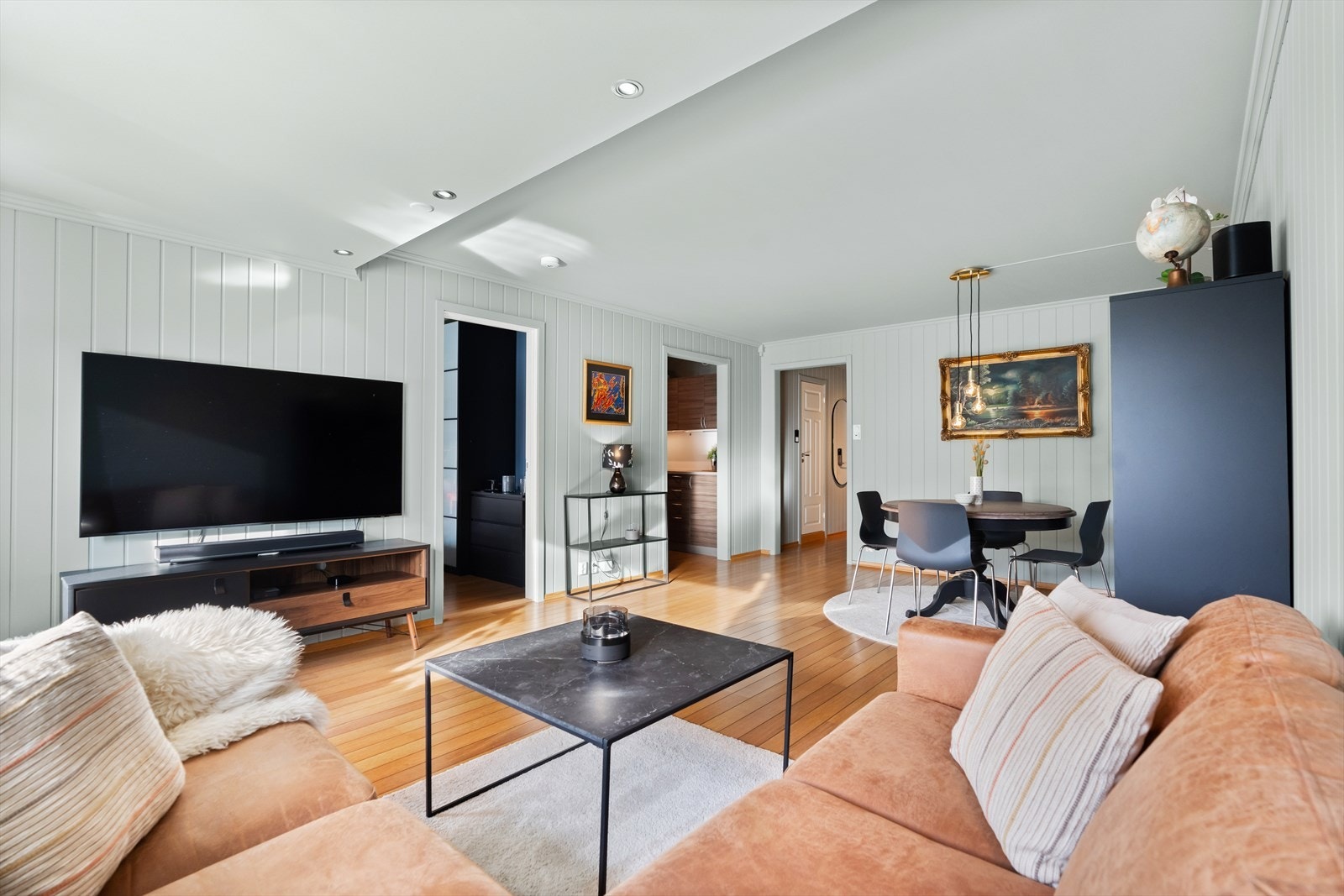 Fra stuen er det inngang til soverom og kjøkken. Galleribilde