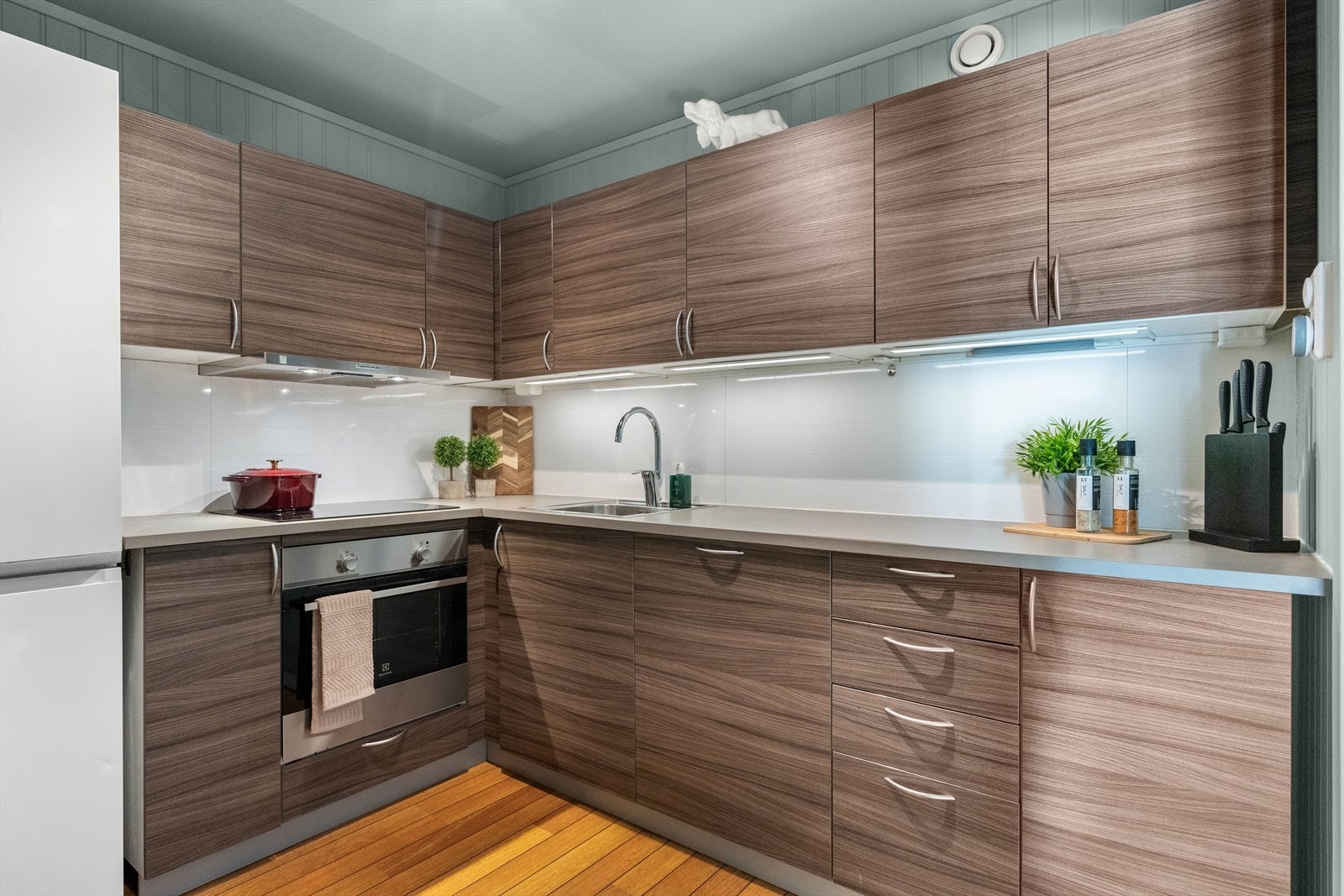 Det er montert en integrert oppvaskmaskin, integrert komfyr og nedfelt platetopp og det er tilkoblet en ventilator over kokeplass. Galleribilde