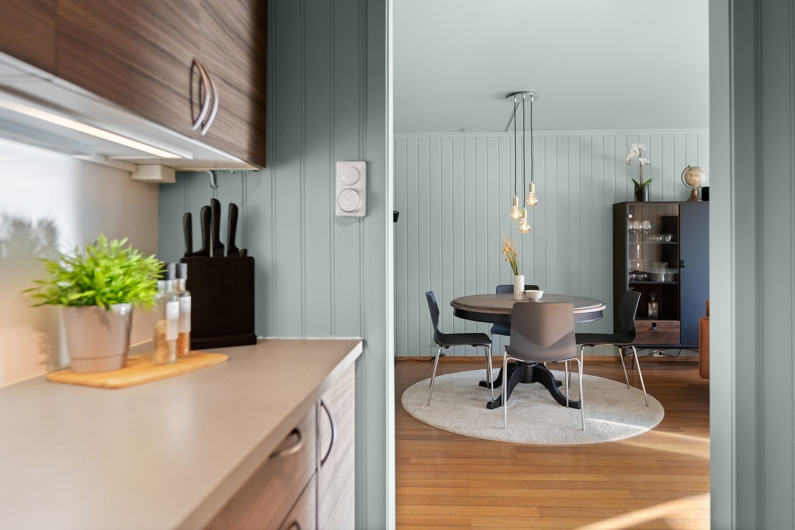 Adskilt fra stuen, men åpent så man fortsatt er en del av spisestuen. Galleribilde