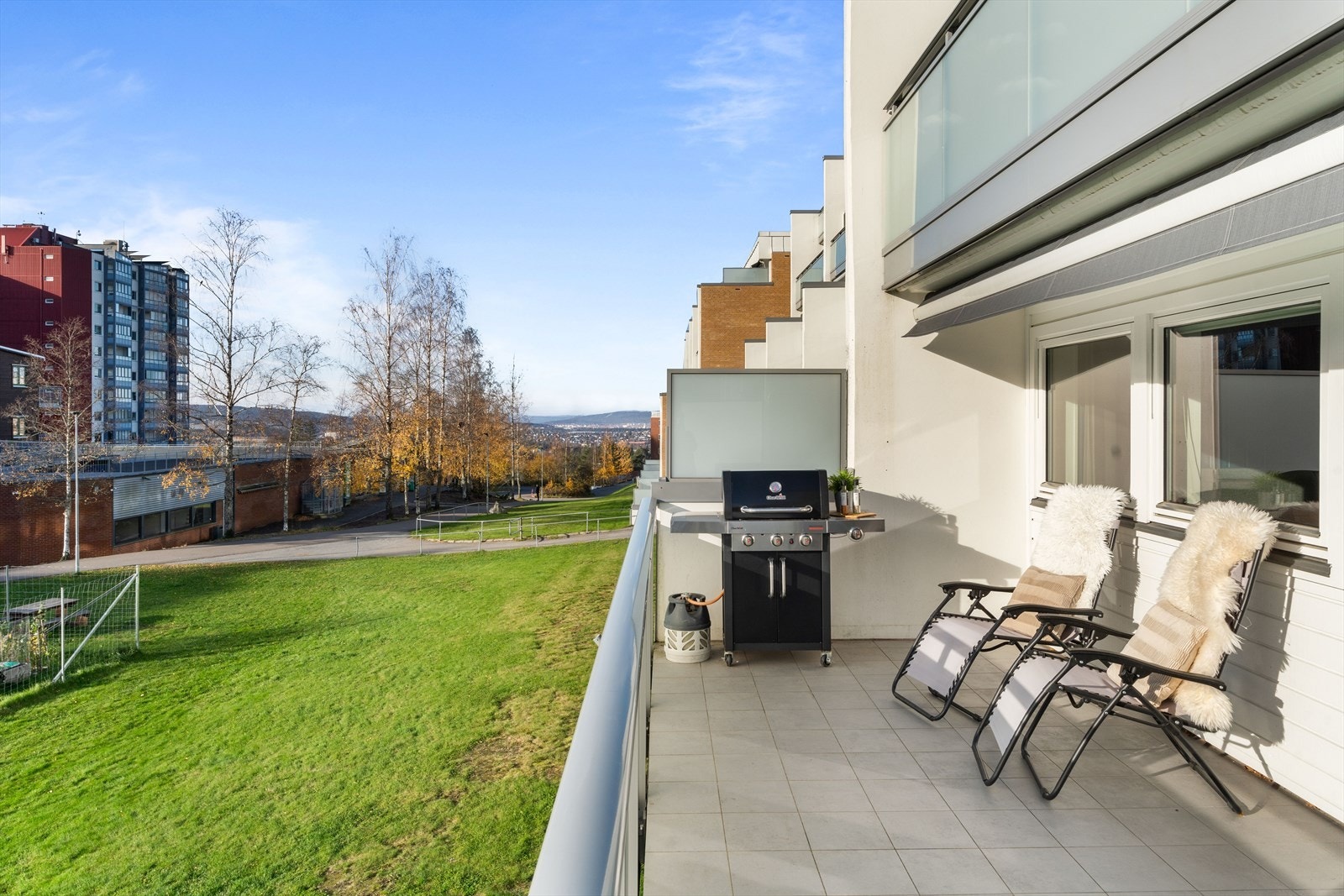 Det er kort vei ned til matbutikken fra leiligheten. Gangvei som gir enkel adkomst. Galleribilde