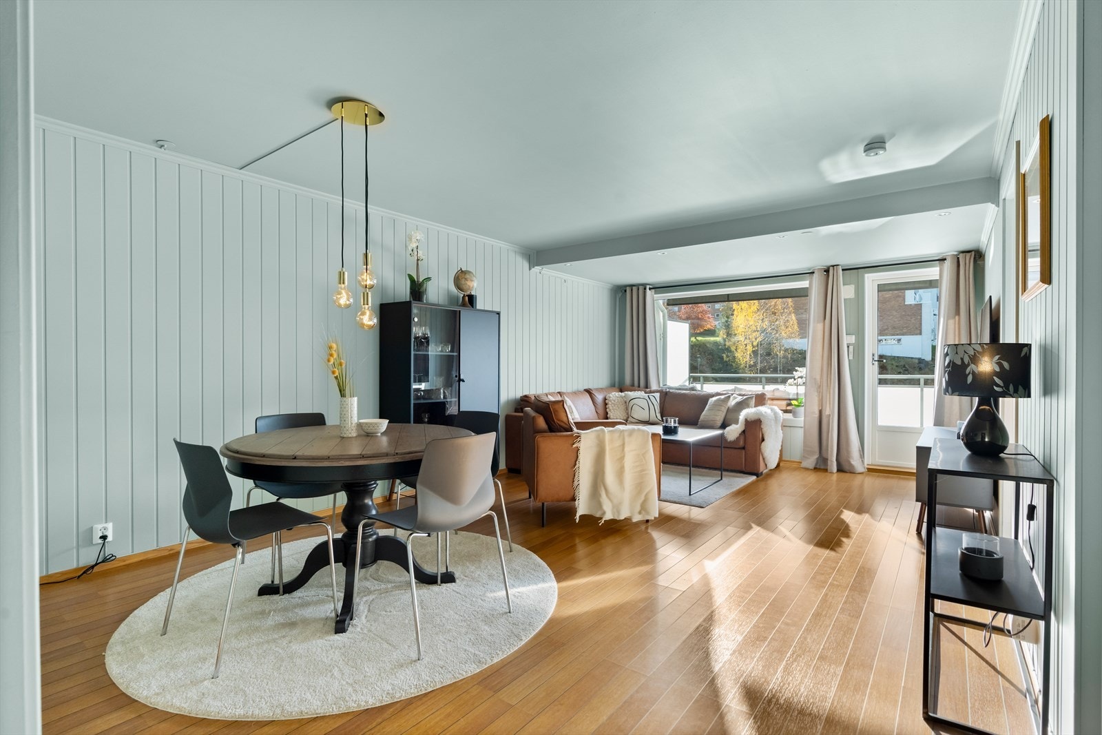 Stuen er lys og fin med store vindusflater ut mot en usjenert balkong. Galleribilde