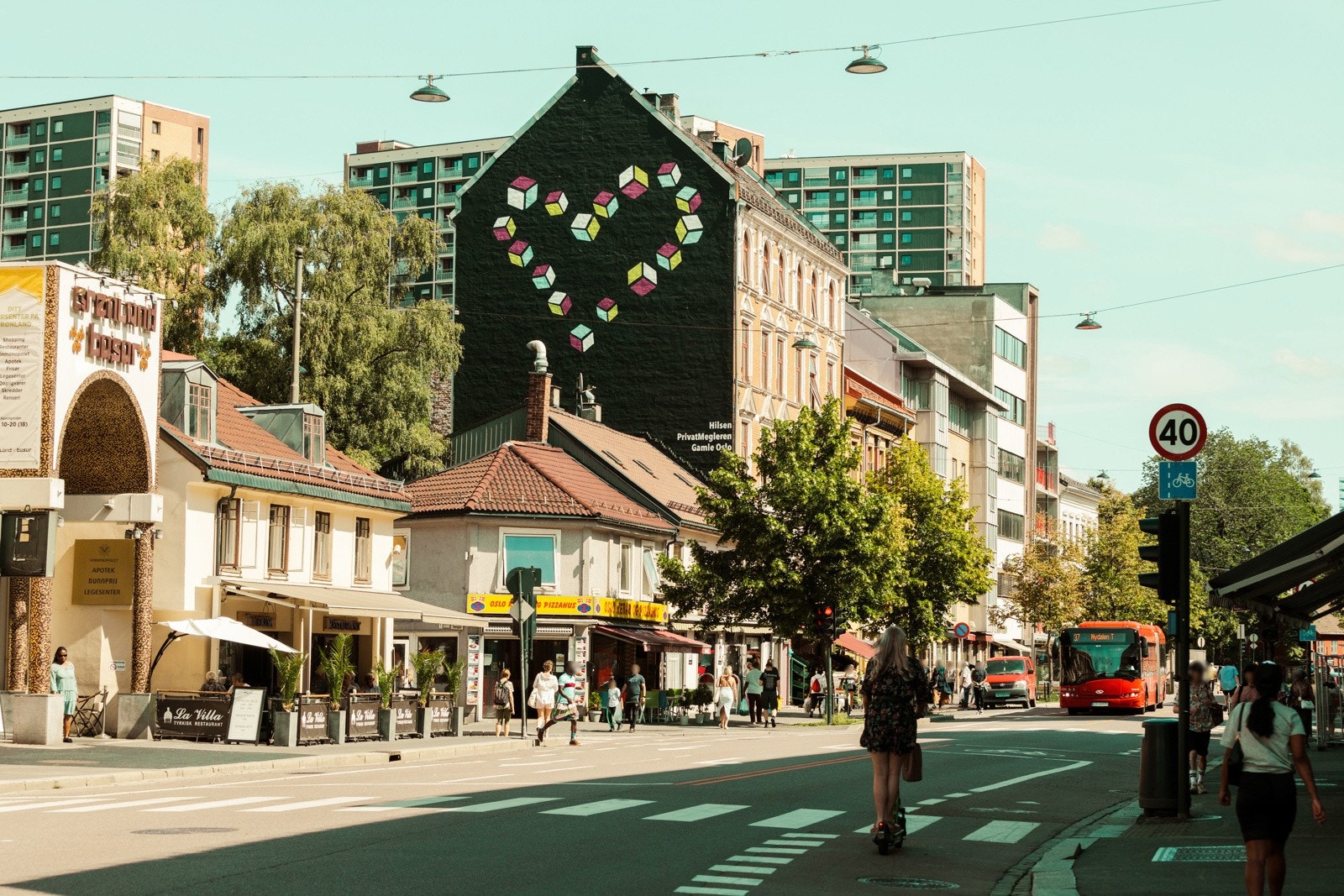 Nærområdet - Leiligheten ligger skjermet til i blindgate, likevel har du det urbane bylivet like rundt hjørnet. Galleribilde