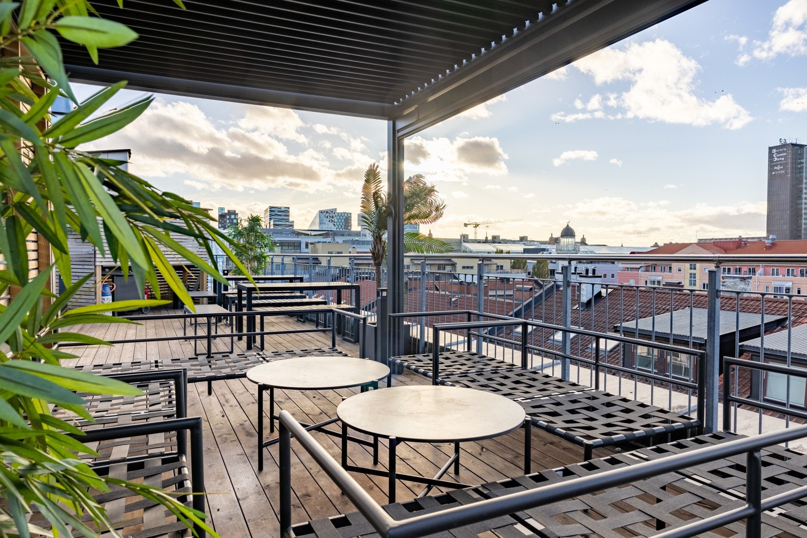 Flott felles takterrasse med utsikt over byens tak. Galleribilde