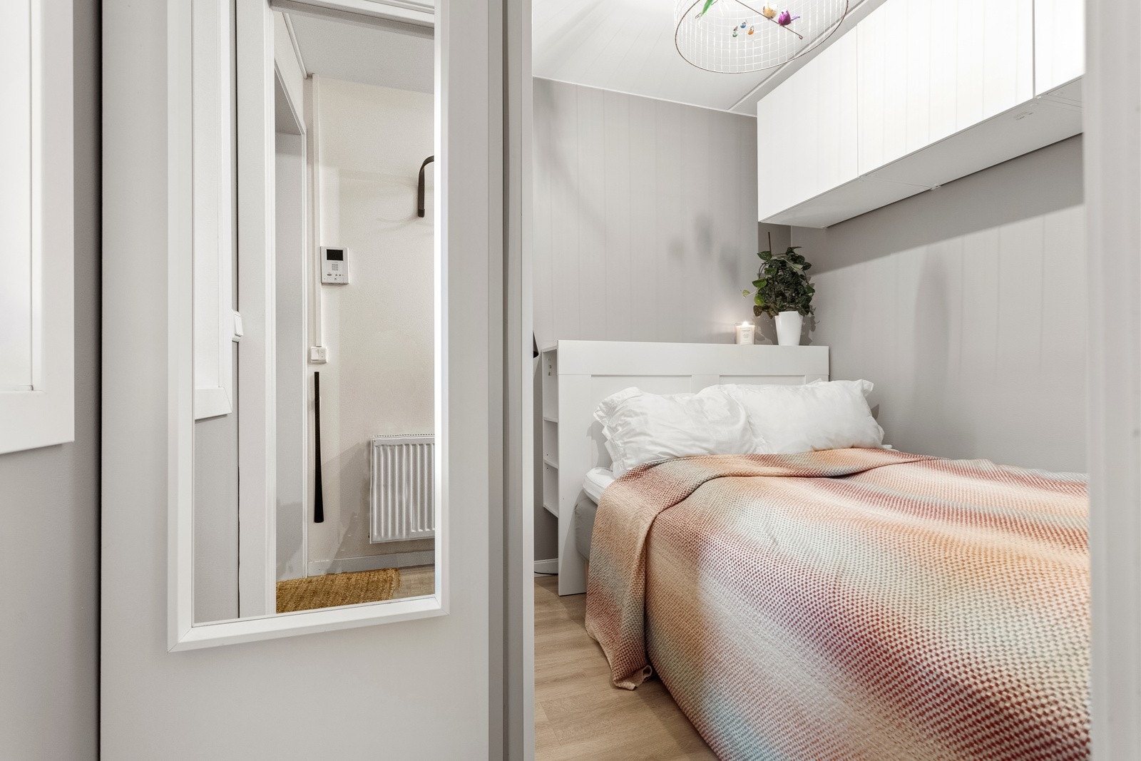 Soverommet er smart utnyttet med gode oppbevaringsmuligheter. Galleribilde