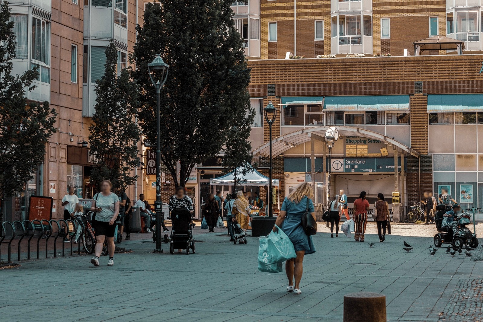 Nærområdet - Grønland torg, med T-banestasjon hvor alle 5 T-banelinjene passerer. Galleribilde