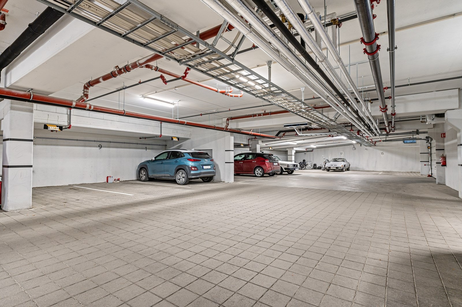 Romslig garasjekjeller med p-plasser og et stort bodareal med boder til hver leilighet.
Egne boder til sykler og laderom for el-sykler. Galleribilde