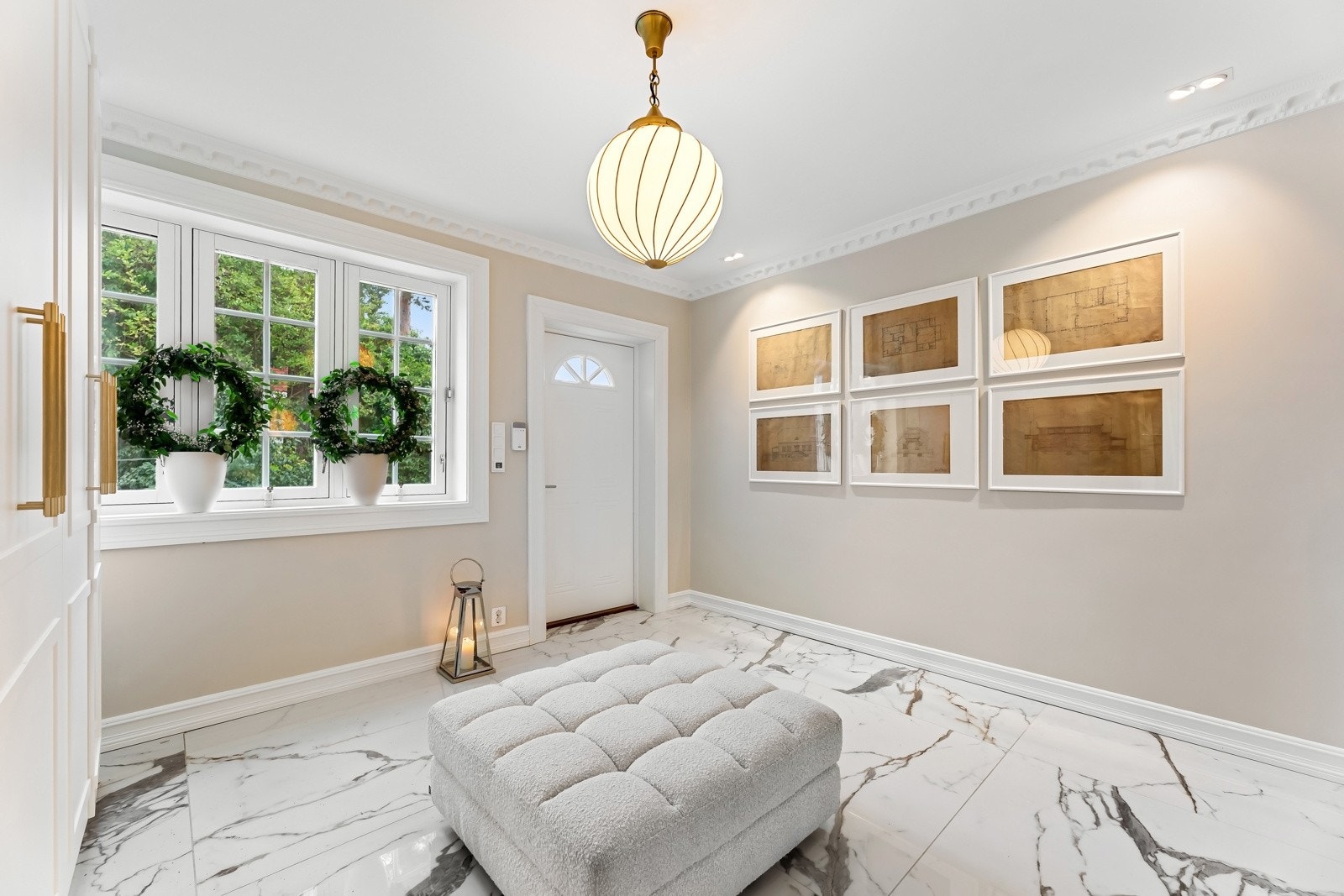 En lekker og romslig entré som gir et godt førsteinntrykk av huset. Galleribilde