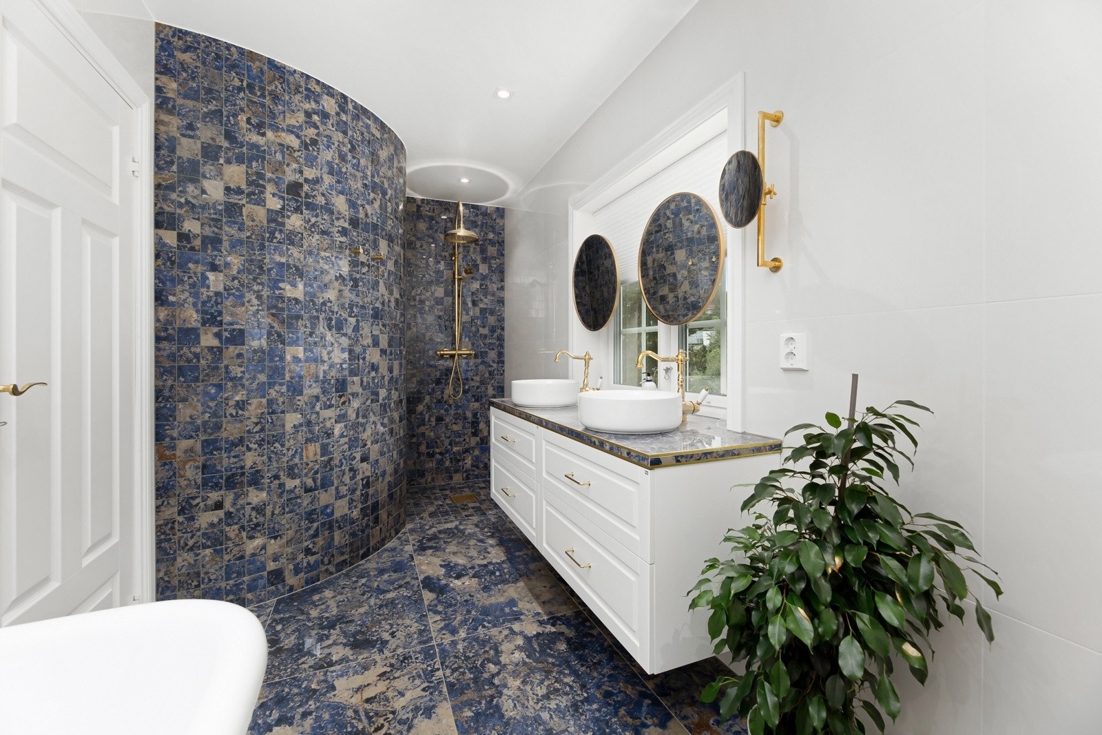 Begge badene har armatur i oksiderende messing fra Tapwell, som er kjent for sin kvalitet og stil. Galleribilde