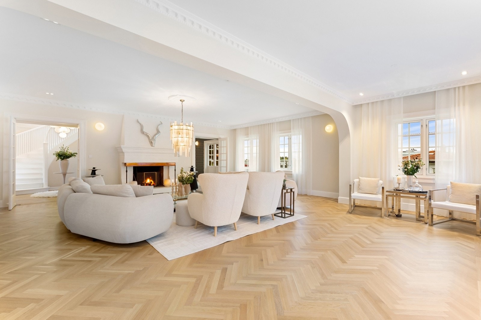 Det er lagt eksklusiv fiskebensparkett på gulvene og veggene er malt i delikate farger som gir et fleksibelt grunnlag for innredning. Galleribilde