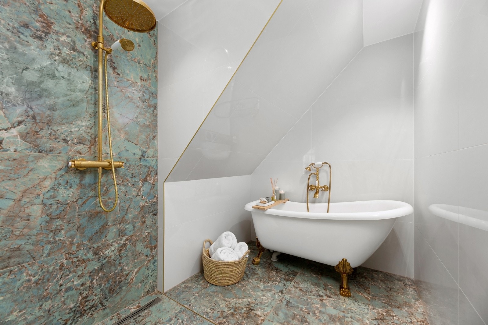 Romslige dusjhjørner med både regnfalls- og håndholdt dusj Galleribilde