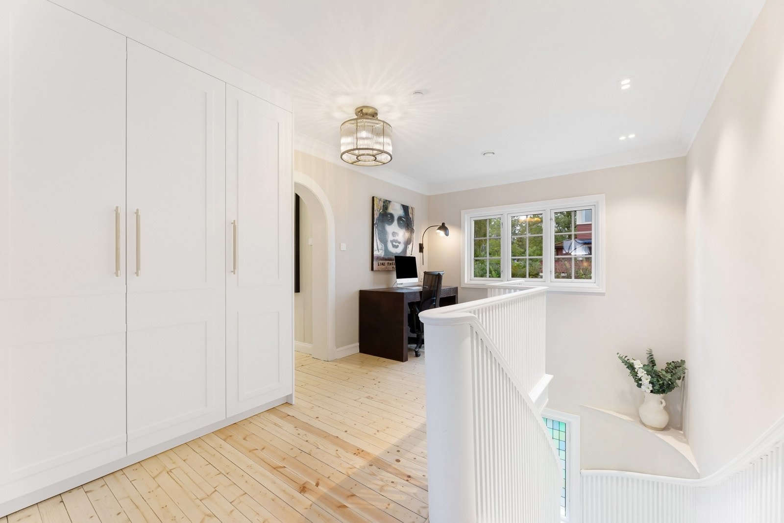 Boligen har en meget familievennlig planløsning med fire soverom plassert i en egen soveromsfløy, strategisk plassert ved to bad. Galleribilde