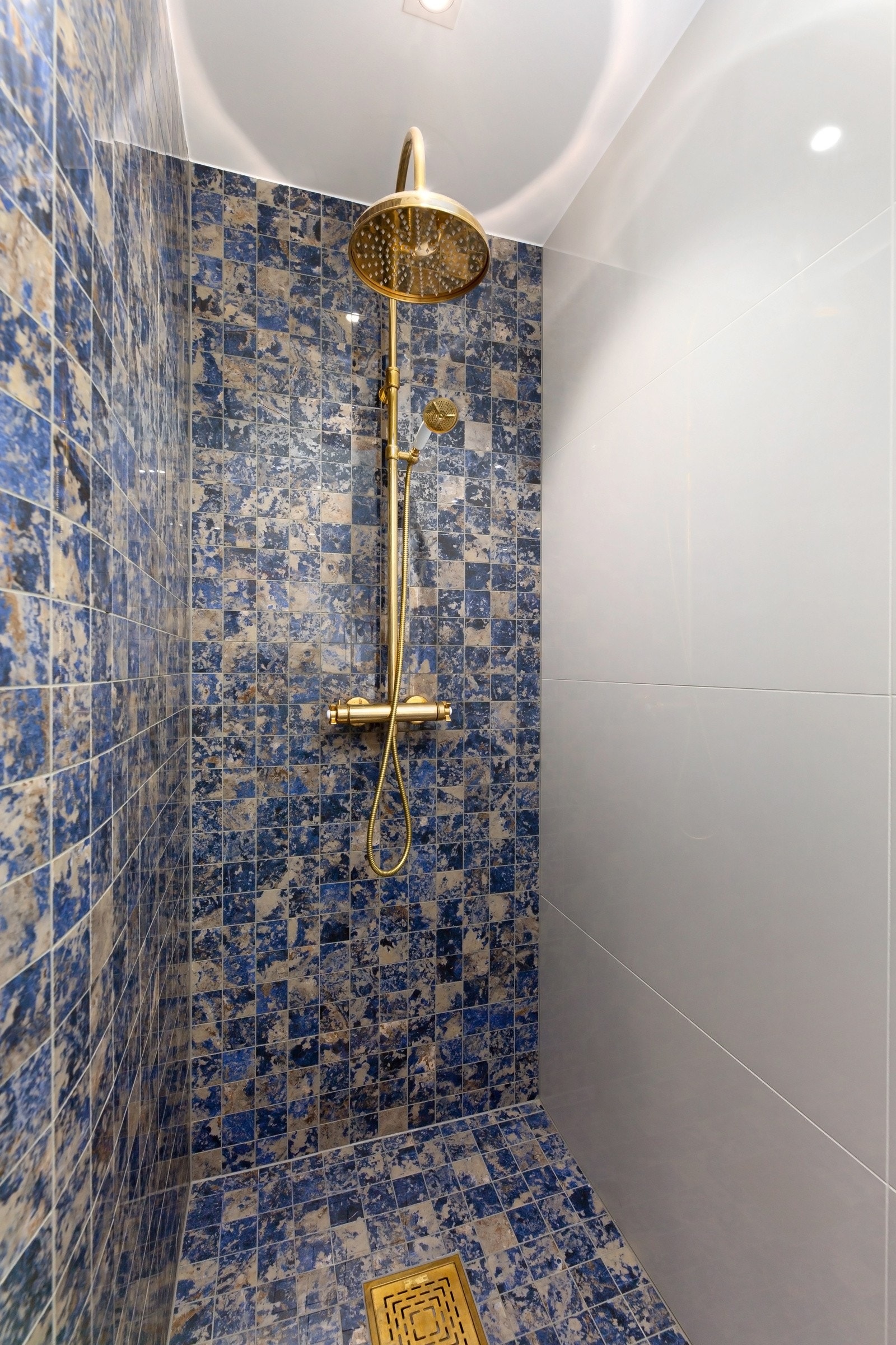 Romslige dusjhjørner med både regnfalls- og håndholdt dusj. Galleribilde