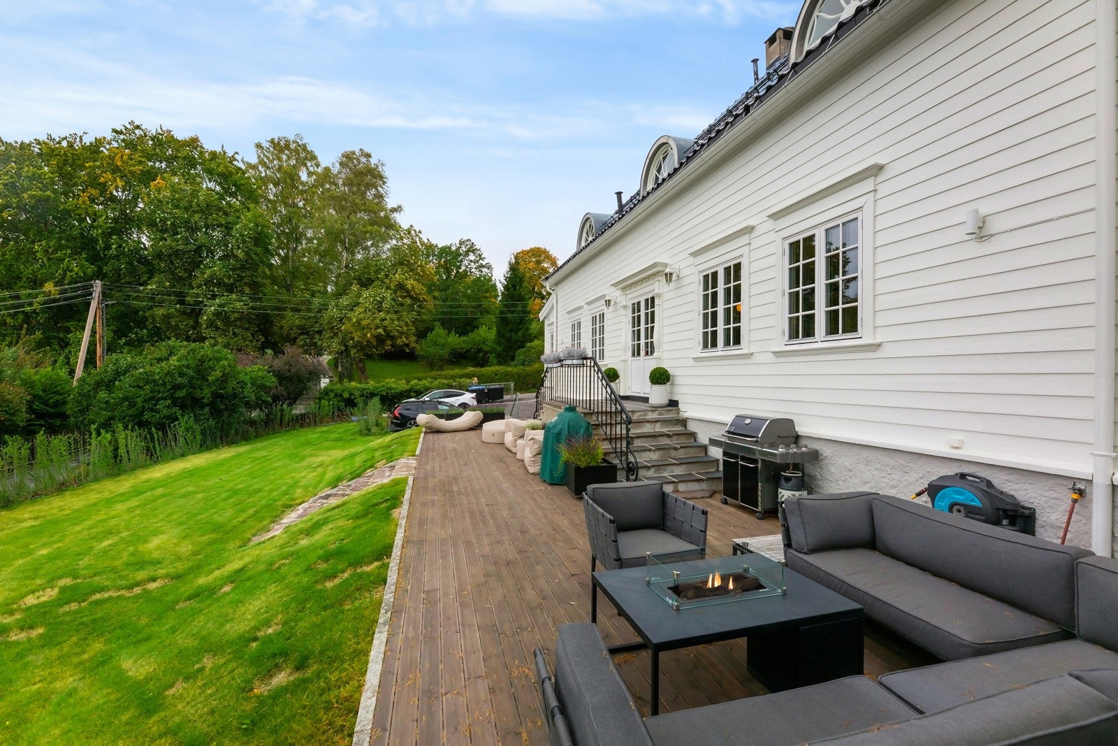 Solrik terrasse med god plass til loungegruppe, grill og solstoler. Galleribilde