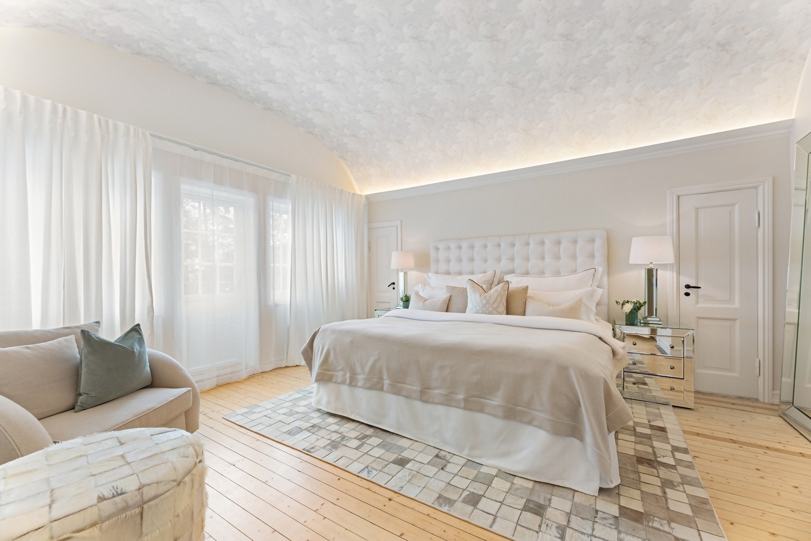 Hovedsoverommet har en herlig suite- løsning med eget bad og walk-in-closet. Galleribilde