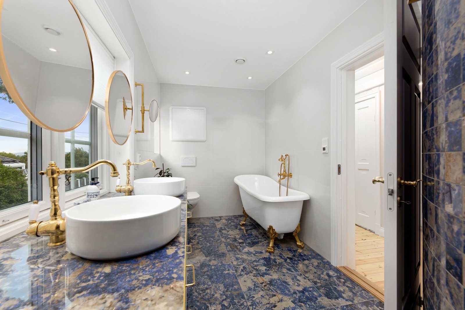 Hoveddelen inkluderer to eksklusive bad i husets andre etasje fra 2023. Galleribilde