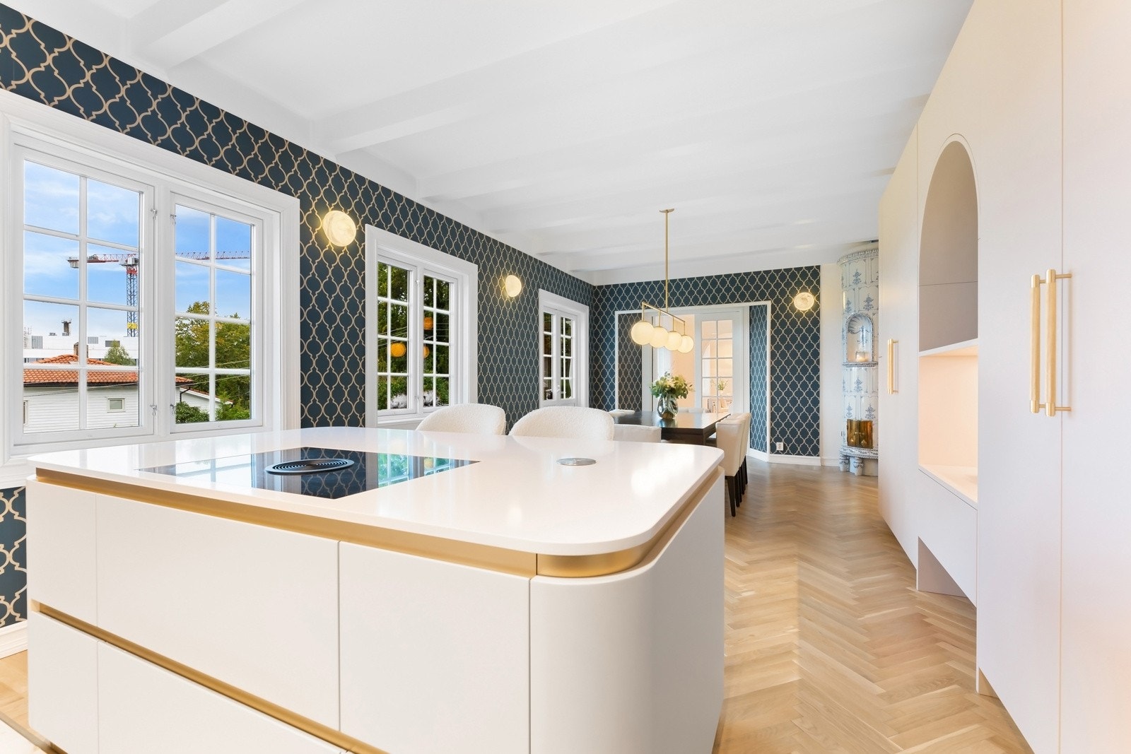 Elegant kjøkkenøy hvor det er godt med oppbevaringsplass og sittegrupper. Galleribilde