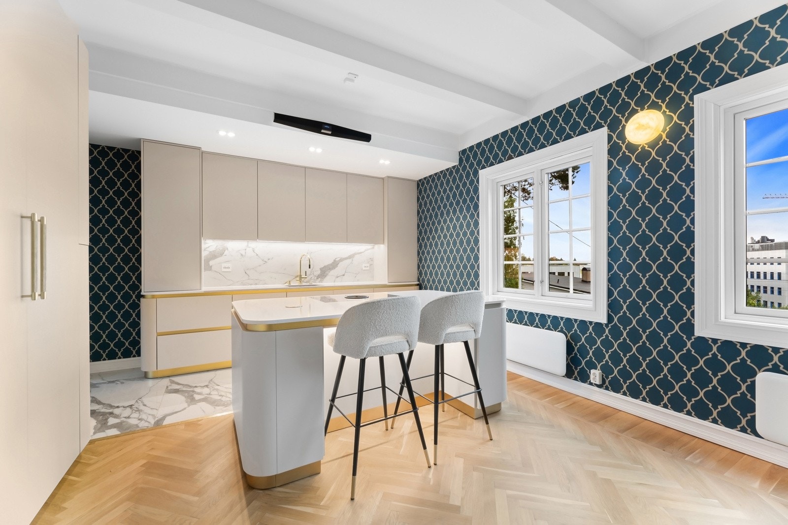 Innredningen har glatte fronter og benkeplate i komposittstein med nedfelt kum. Galleribilde