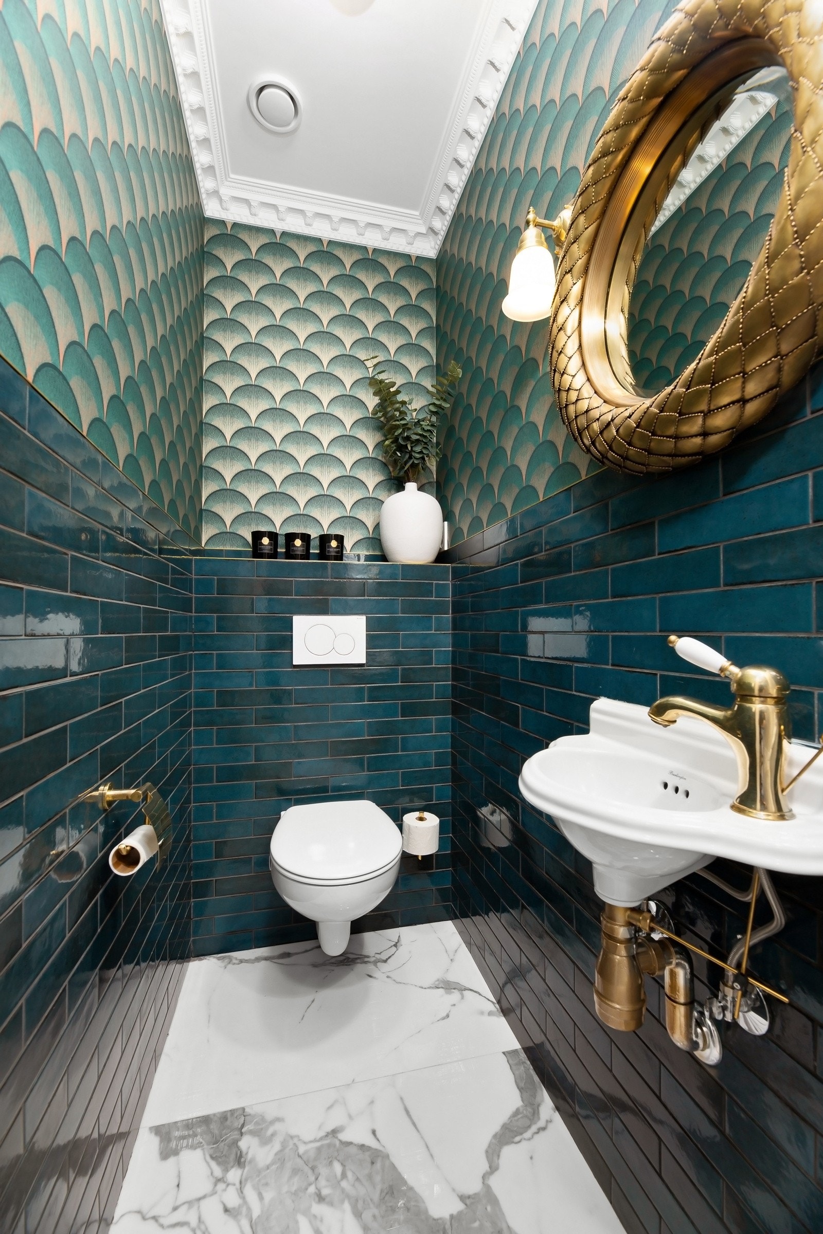 Flott toalettrom som er praktisk plassert ved entreen. Innredet med vegghengt klosett og servant med underskap. Galleribilde