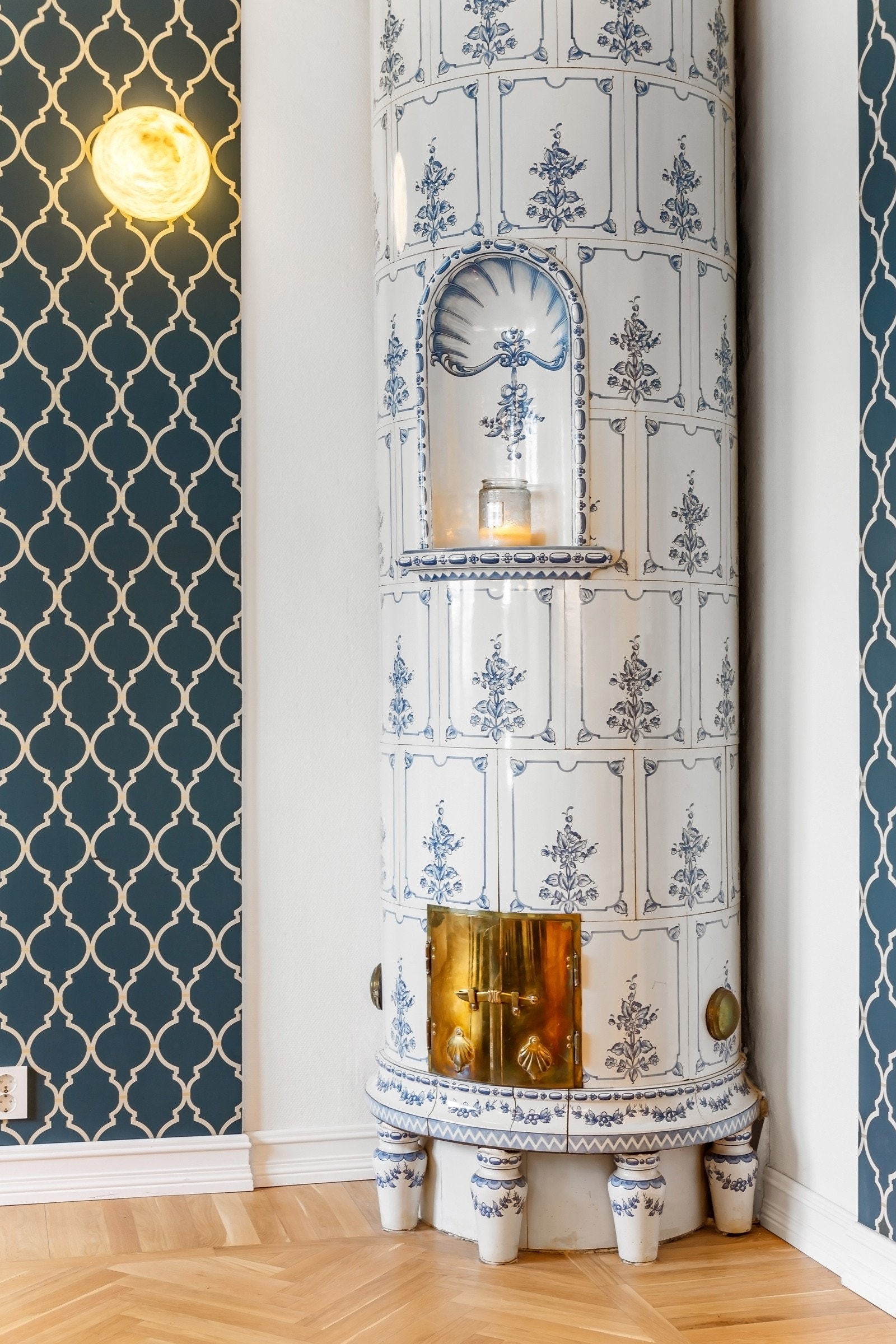 Lekker klassisk kakkelovn som tilfører rommet en herlig sjarm og harmonerer med den flotte tapeten i rommet. Galleribilde