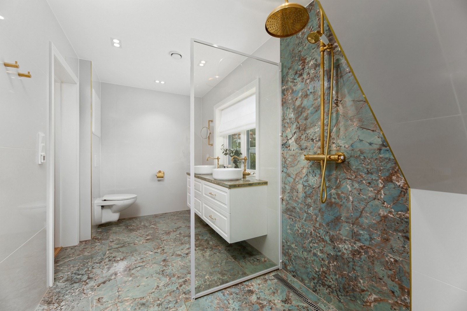 Stor dobbeltservant fra Hafa med flere underskuffer hvor det er rikelig med oppbevaringsplass. Galleribilde