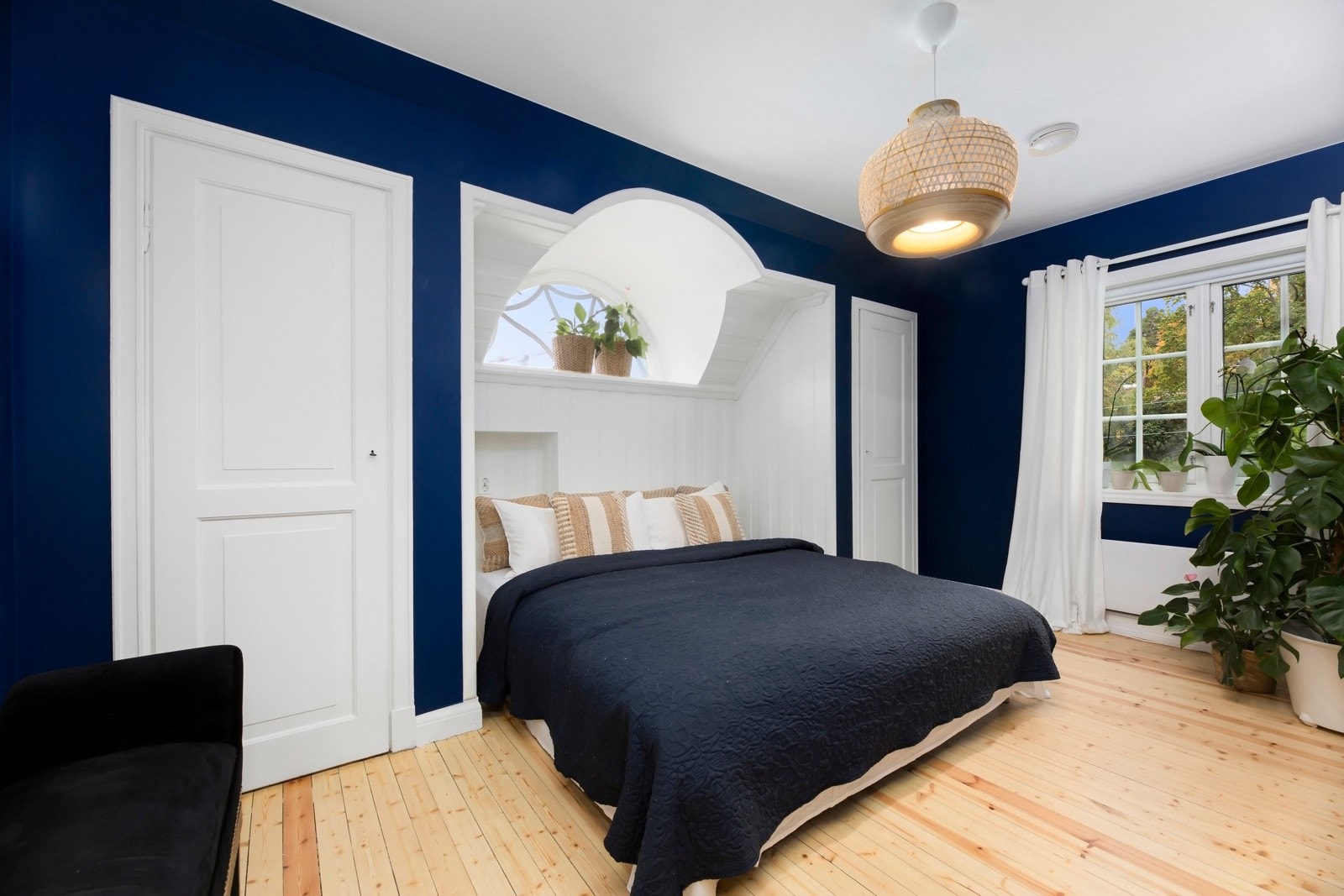 Boligens andre og tredje soverom har begge god plass til stor dobbeltseng, nattbord og kommode. Galleribilde