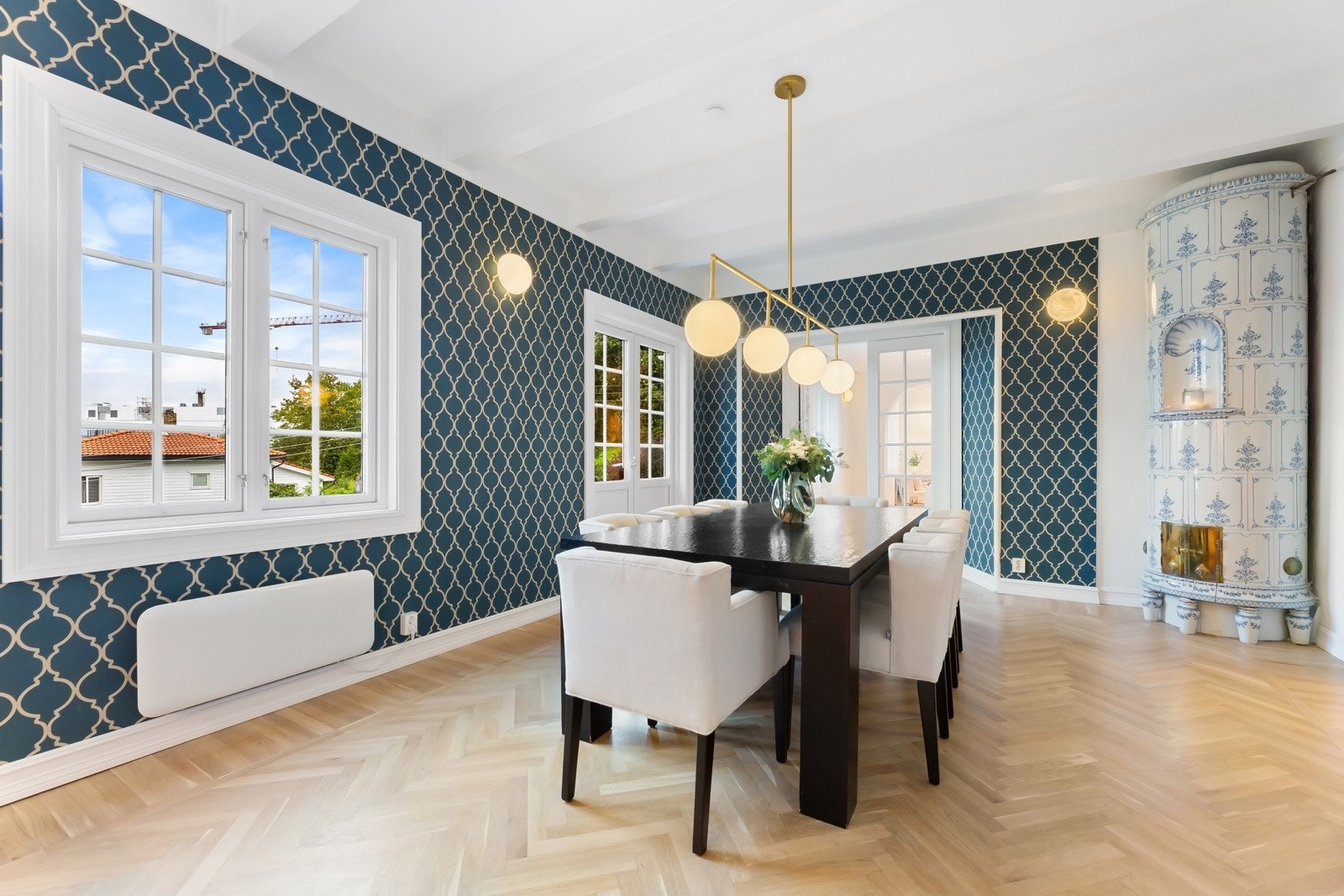 Kjøkkenet har god plass til stort spisebord. Galleribilde