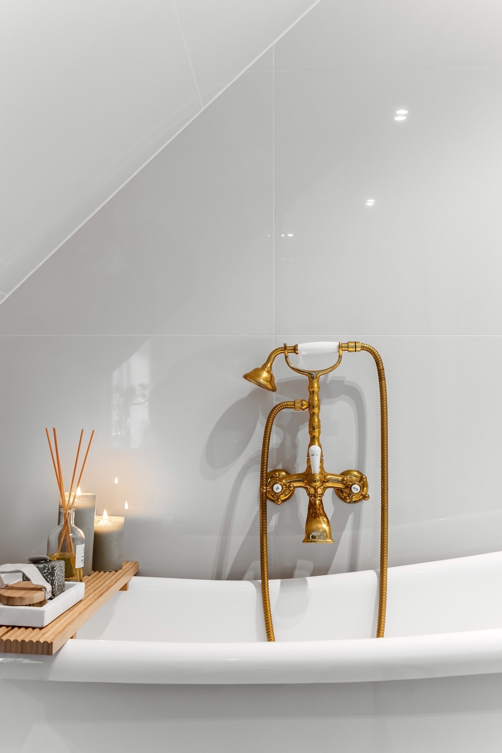 Flott badekar med gullbelagte detaljer. Galleribilde