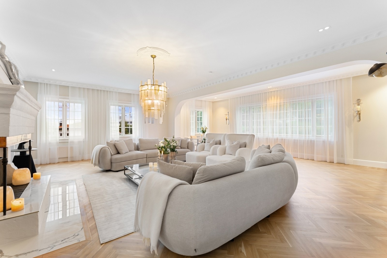 Stuen er et elegant rom med generøs takhøyde på omtrent 2,80 meter og vakre klassiske detaljer som stukkatur og rosett. Galleribilde