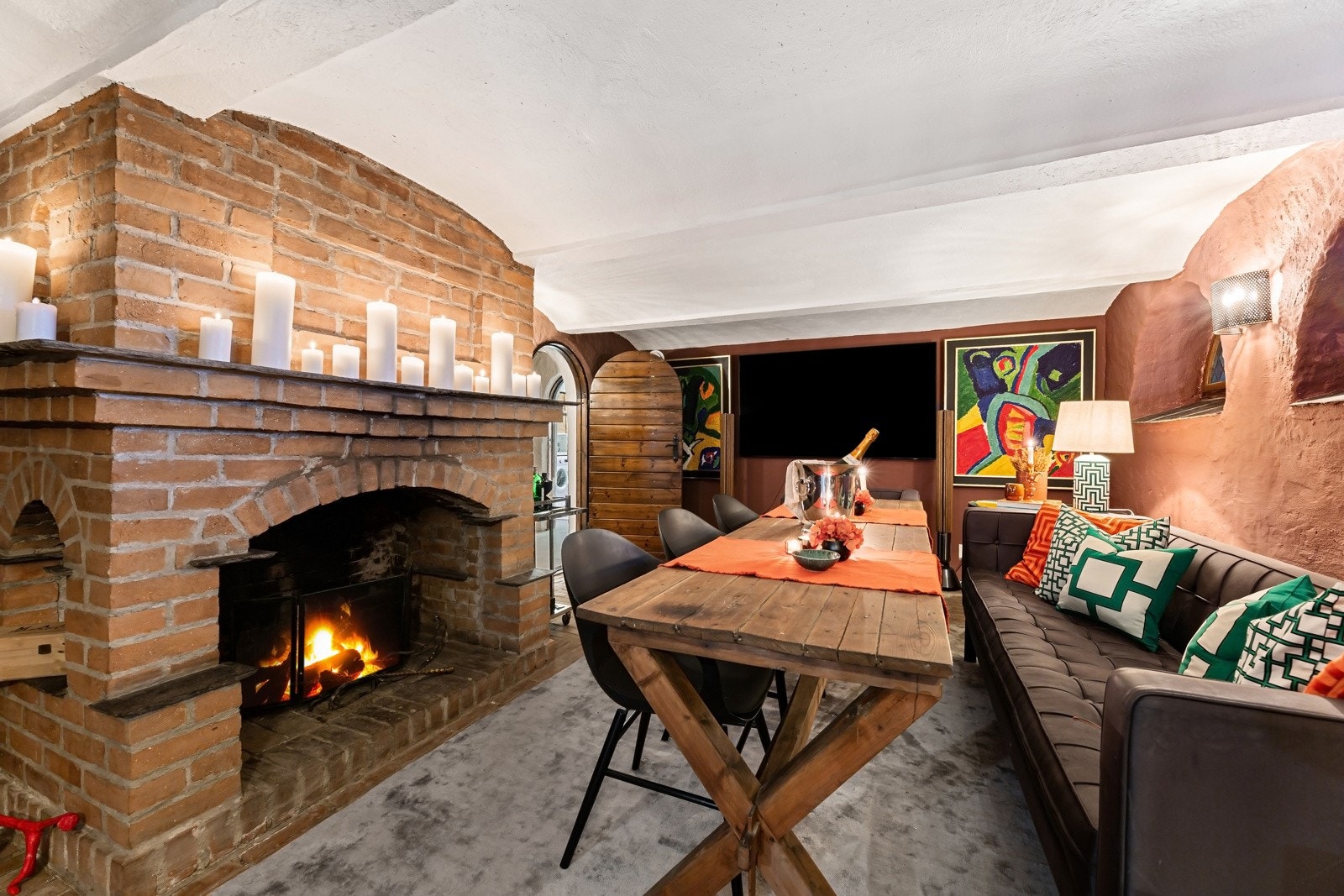 I husets underetasje er det et rom som i dag er innredet som kjellerstue. Galleribilde