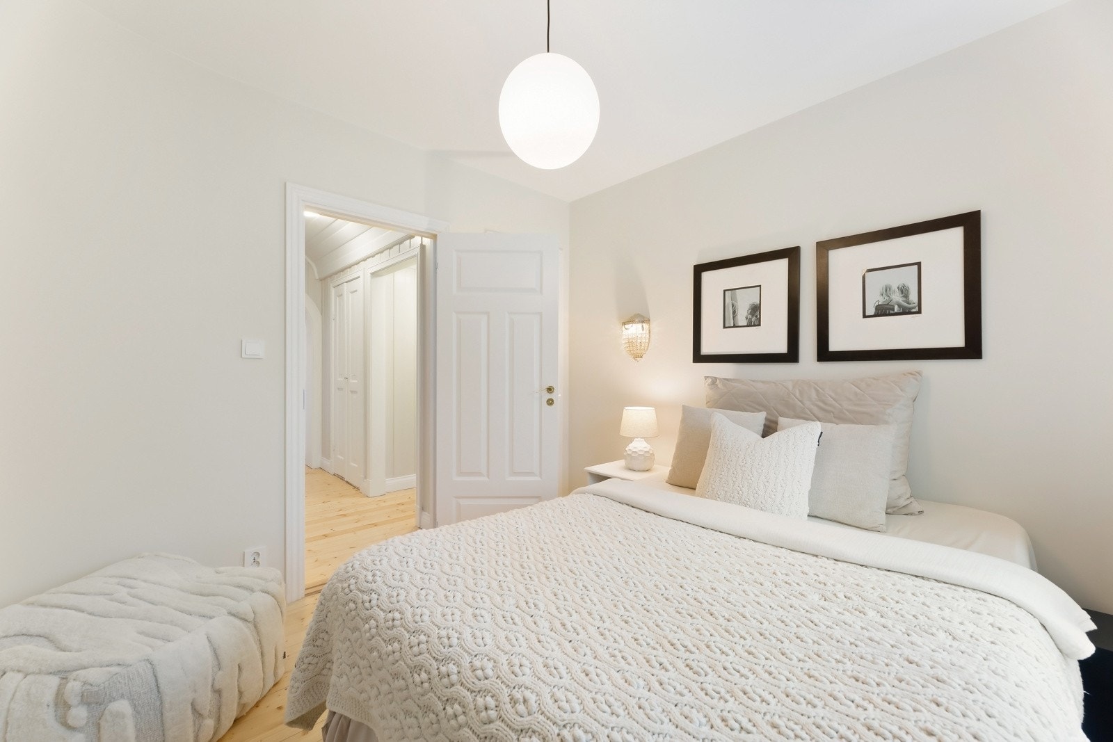 Begge rommene har praktiske klesrom som er innebygd i veggen. Galleribilde