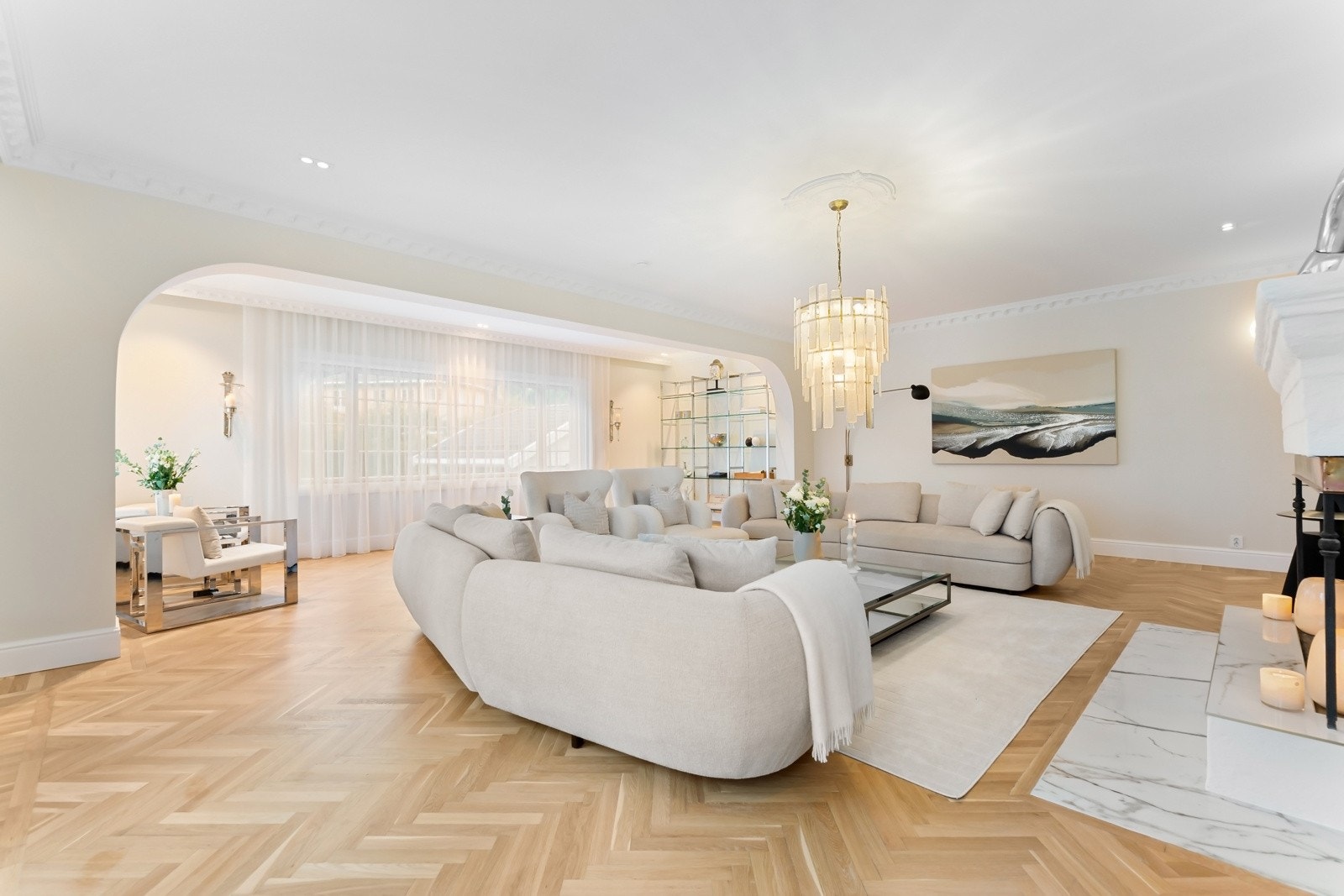 Rommet gir god plass til sofaløsning med tilhørende møblement fordelt på flere soner. Galleribilde