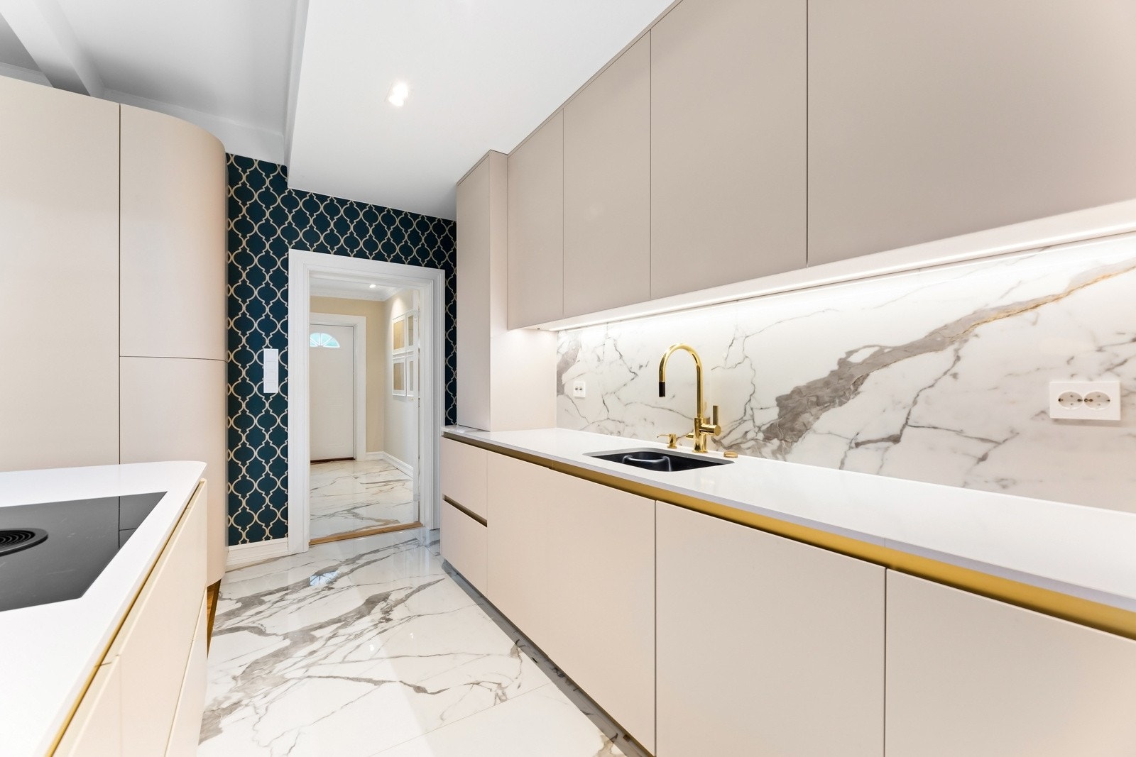 Det er designet med tanke på funksjonalitet og har rikelig med skap- og benkeplass. Galleribilde