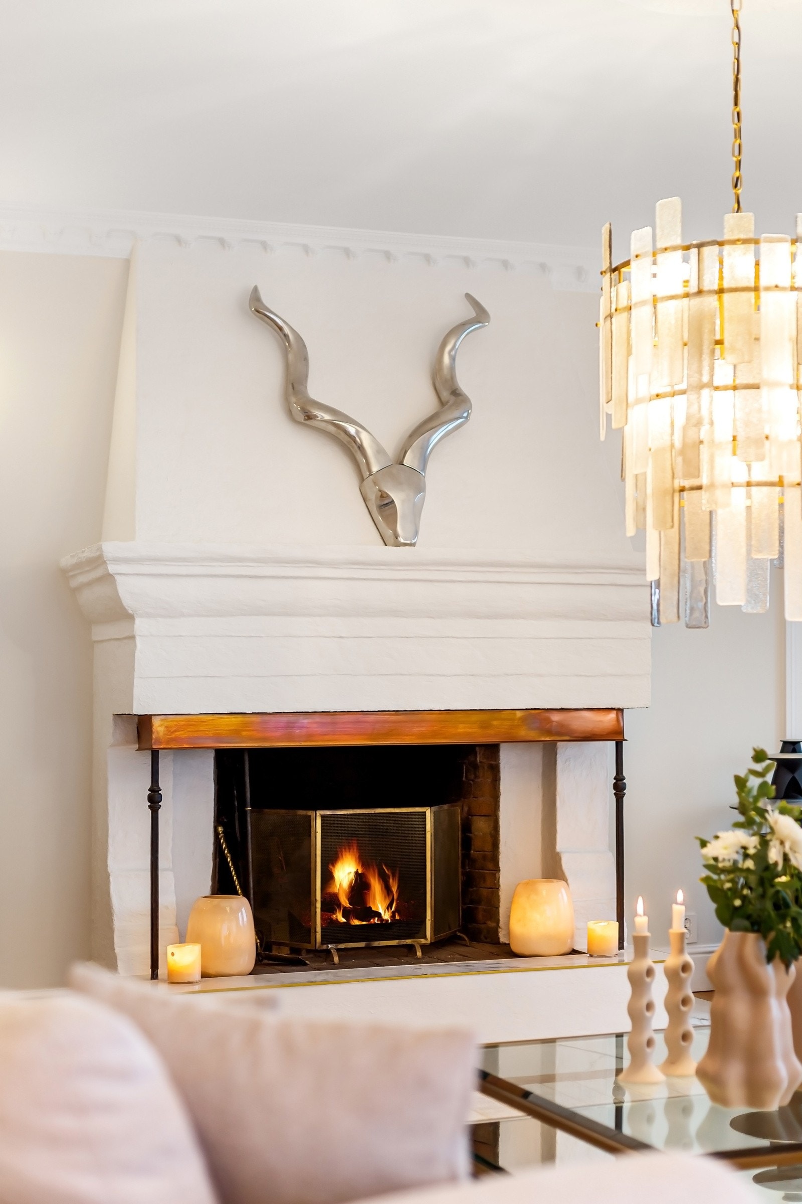 I midten av rommet er det en lekker murt peis som gir behagelig varme og skaper en hyggelig atmosfære. Galleribilde